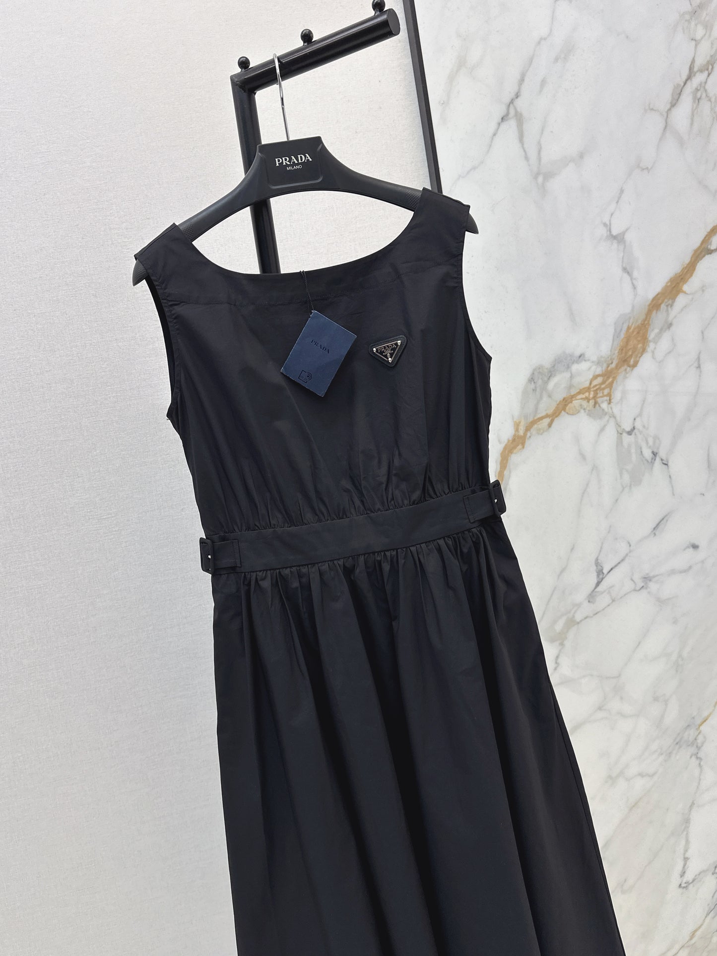 26SS NEW Triangular logo embellished long sleeveless dress
