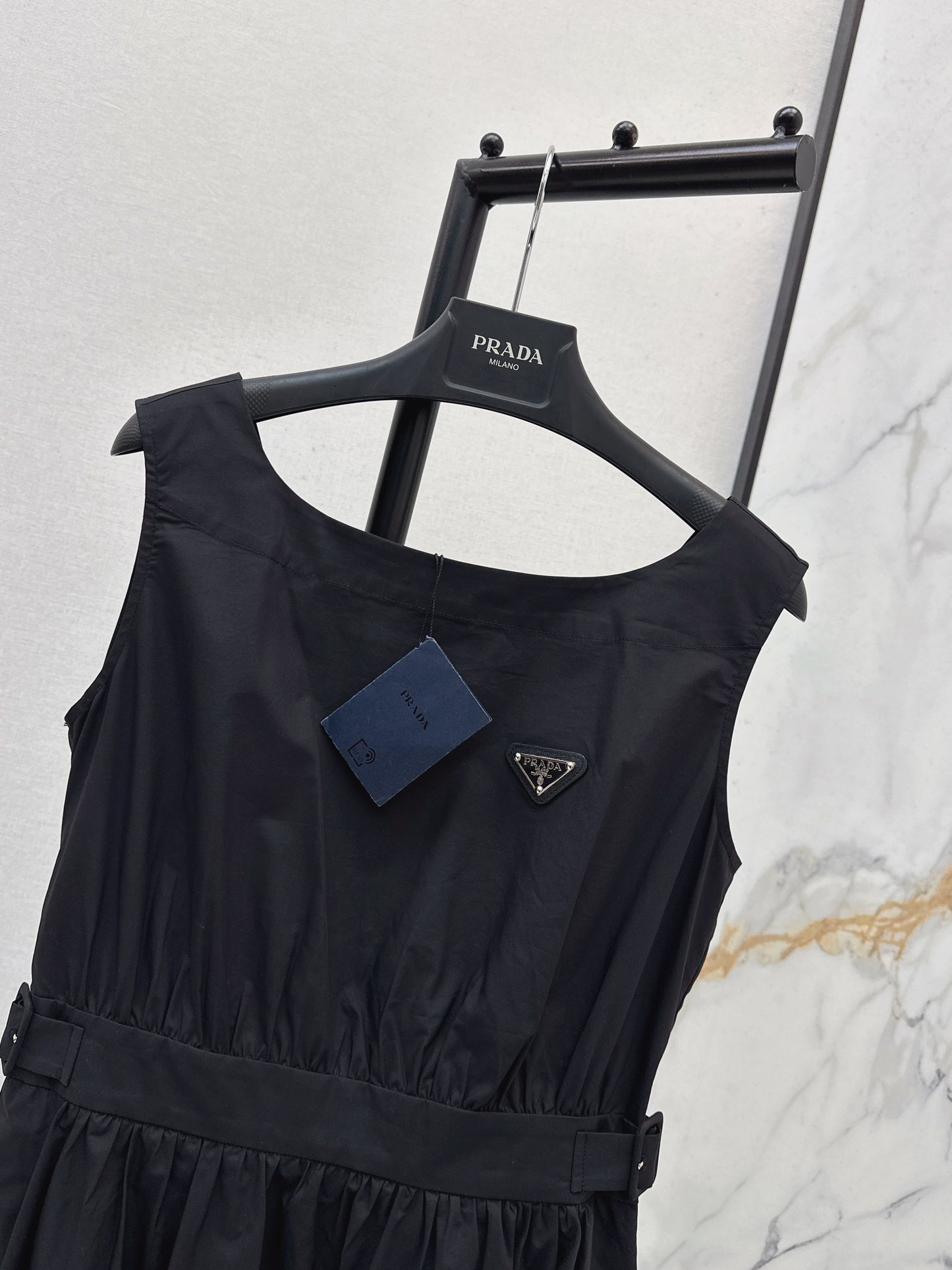 26SS NEW Triangular logo embellished long sleeveless dress