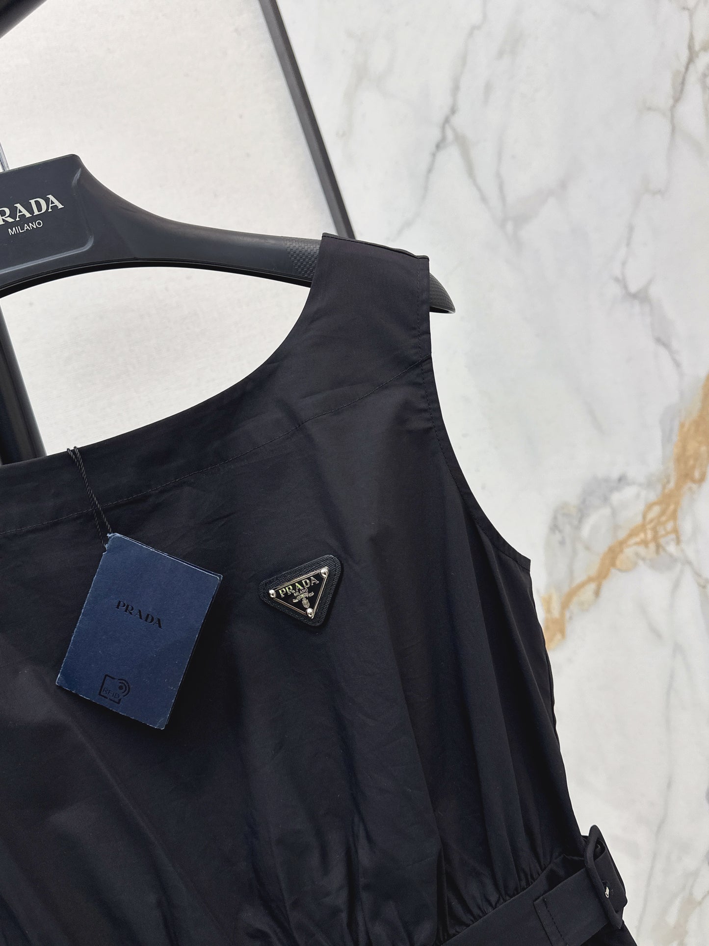 26SS NEW Triangular logo embellished long sleeveless dress