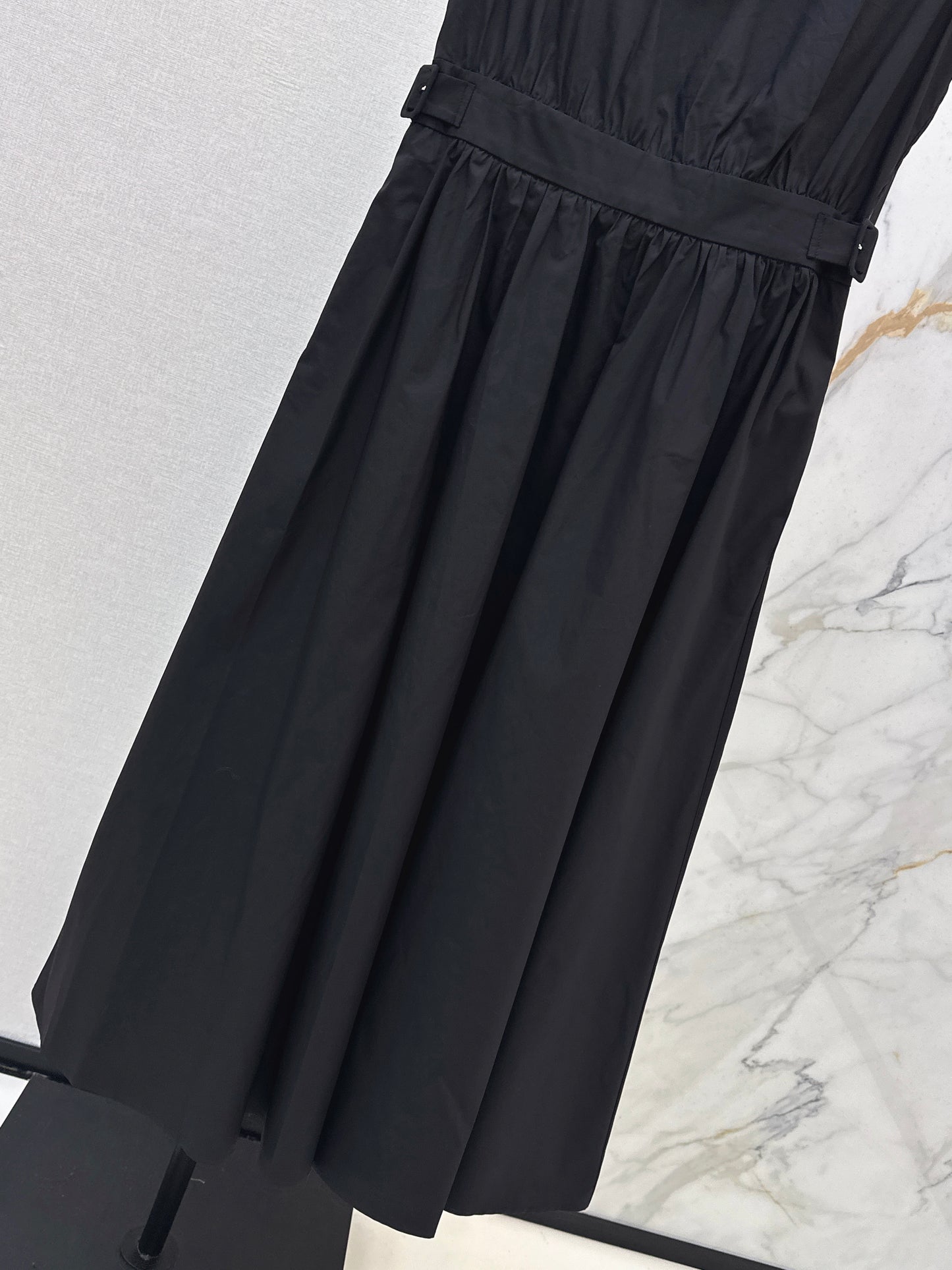 26SS NEW Triangular logo embellished long sleeveless dress