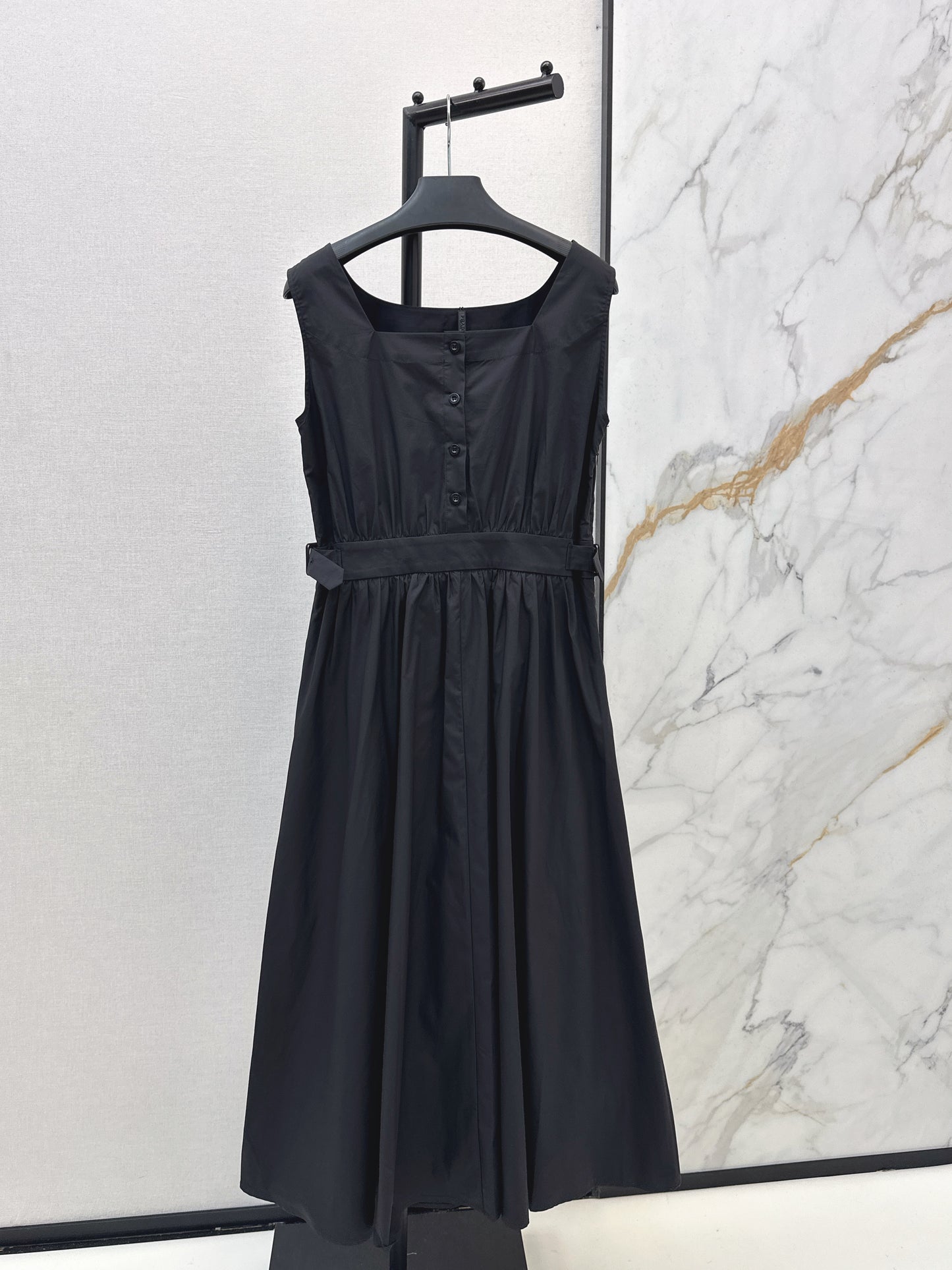 26SS NEW Triangular logo embellished long sleeveless dress
