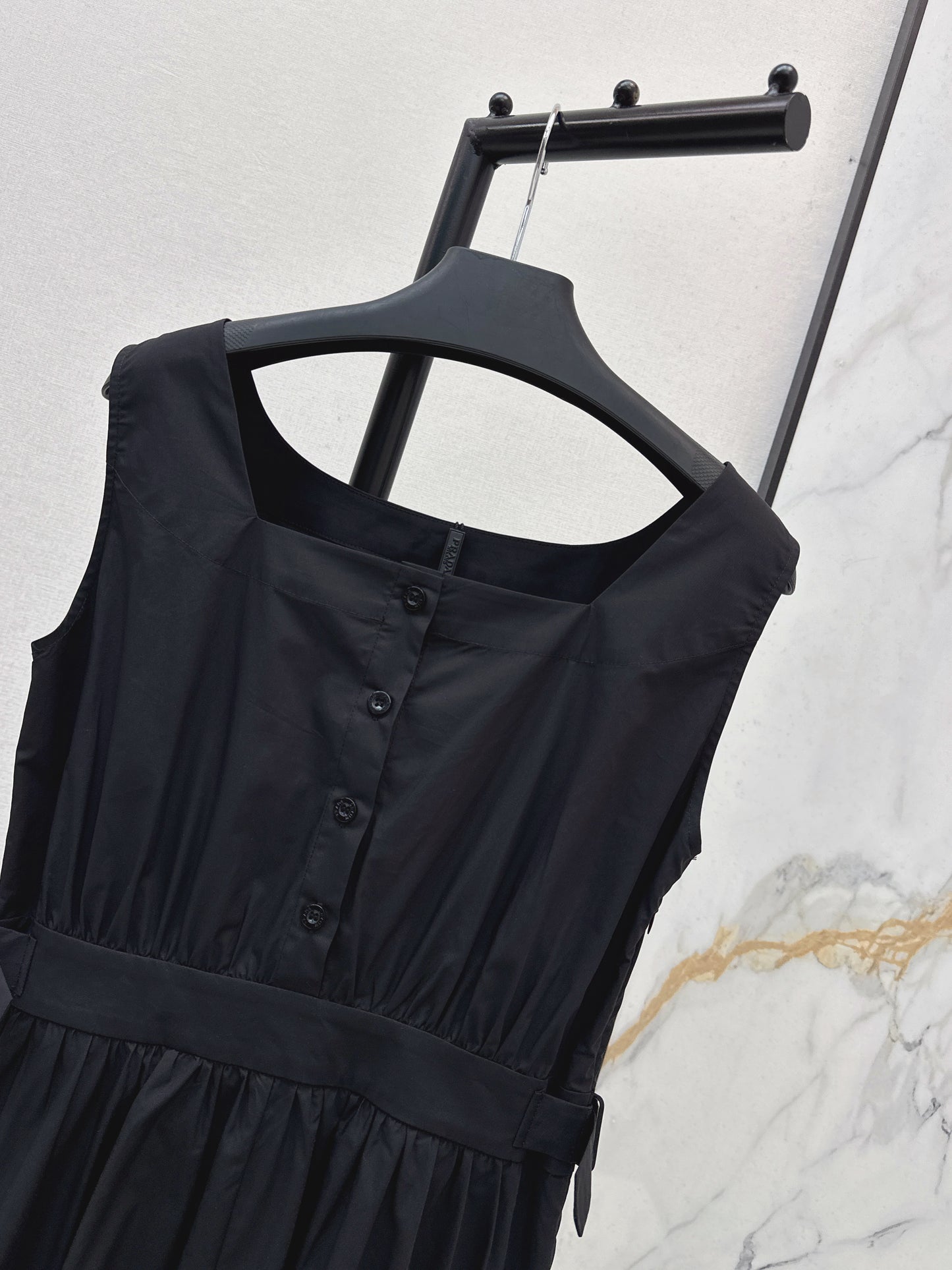 26SS NEW Triangular logo embellished long sleeveless dress