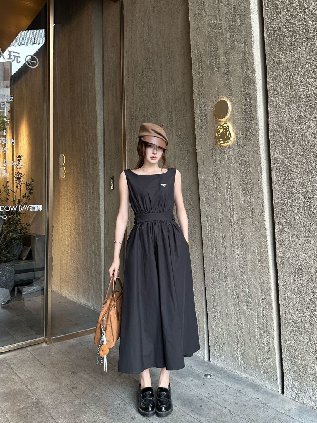 26SS NEW Triangular logo embellished long sleeveless dress