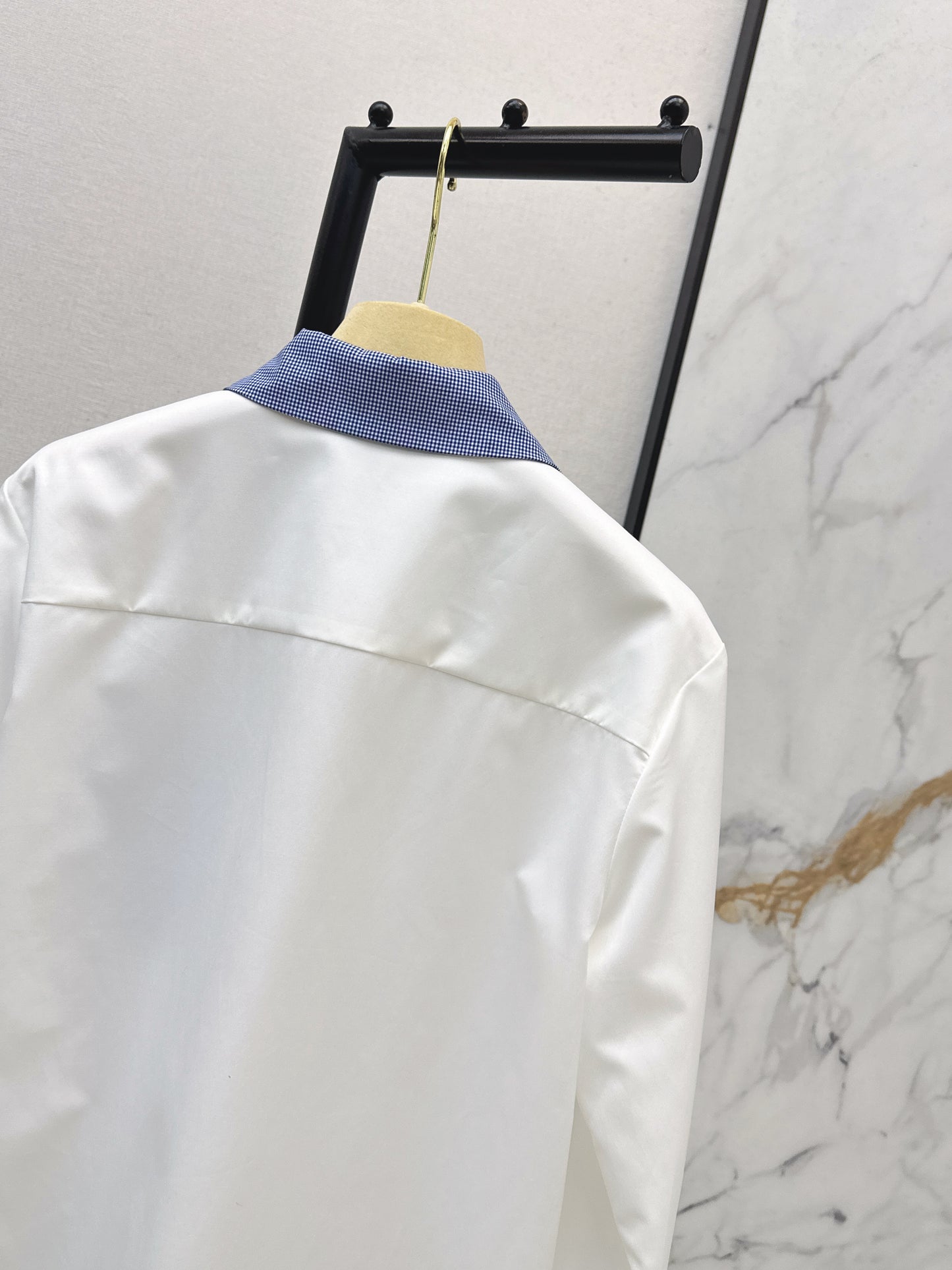 26SS NEUES farblich abgesetztes, verziertes Hemd