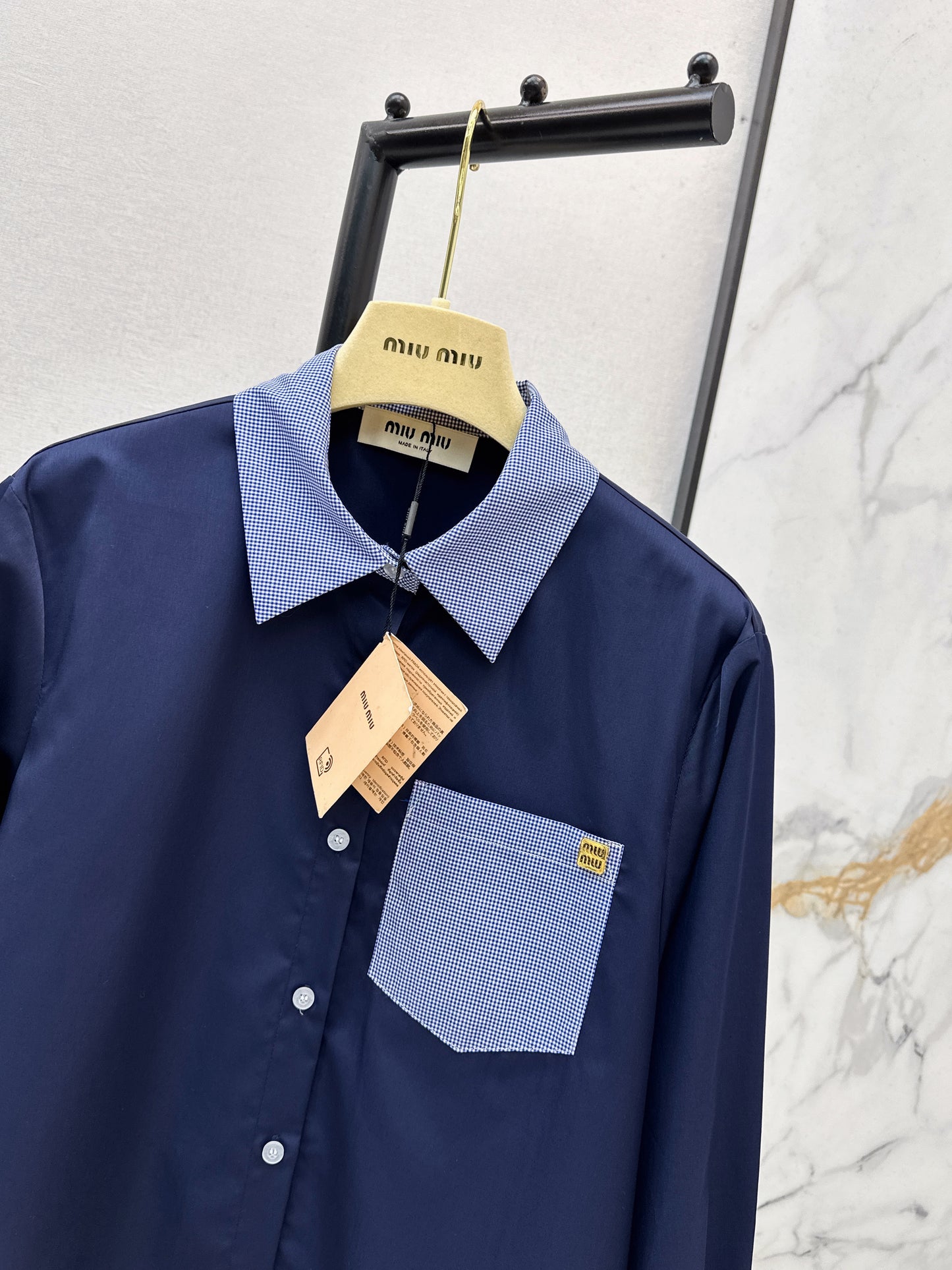 26SS NEUES farblich abgesetztes, verziertes Hemd