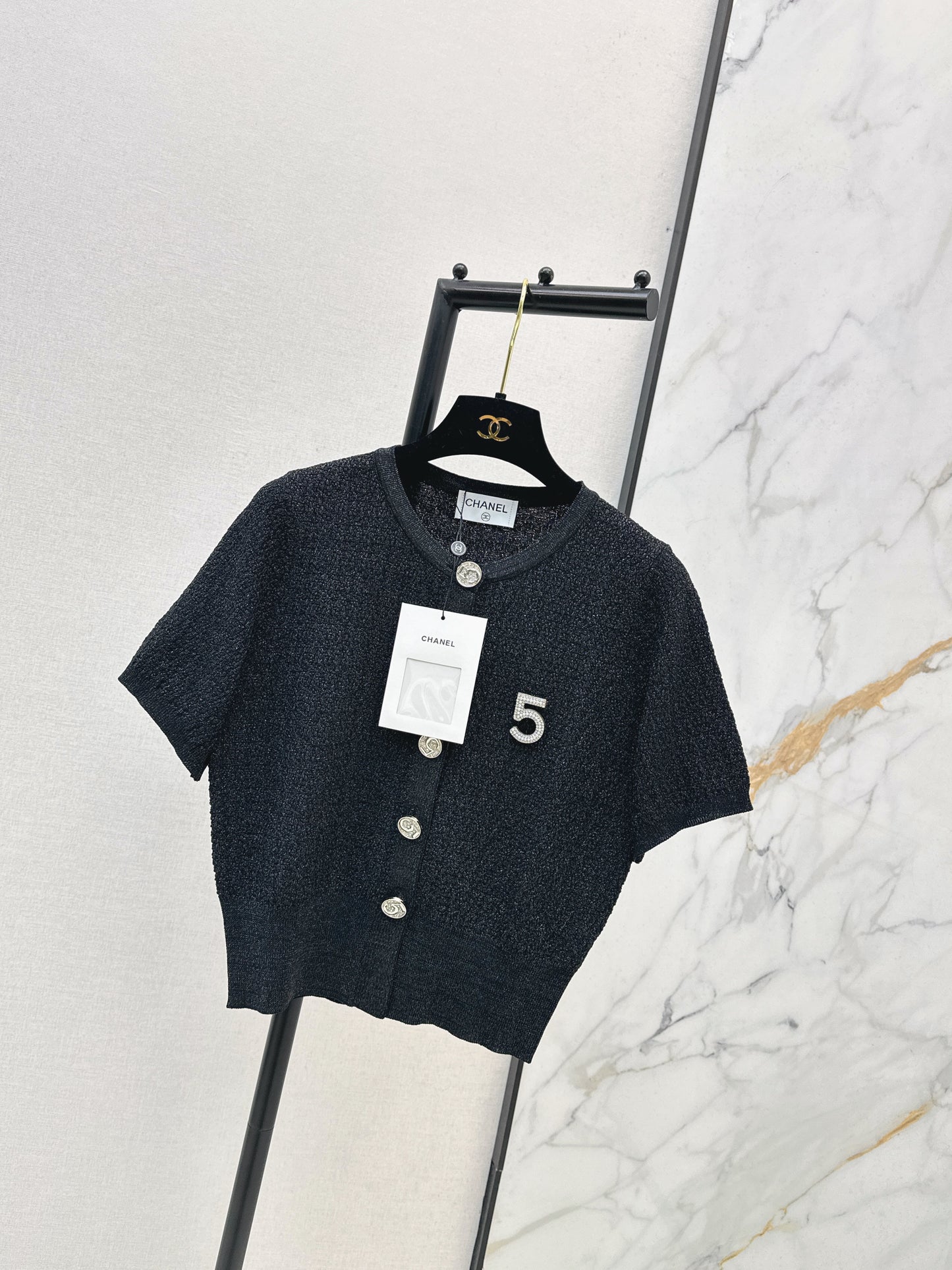 26SS NEU Kurzer Pullover mit 5 Broschen