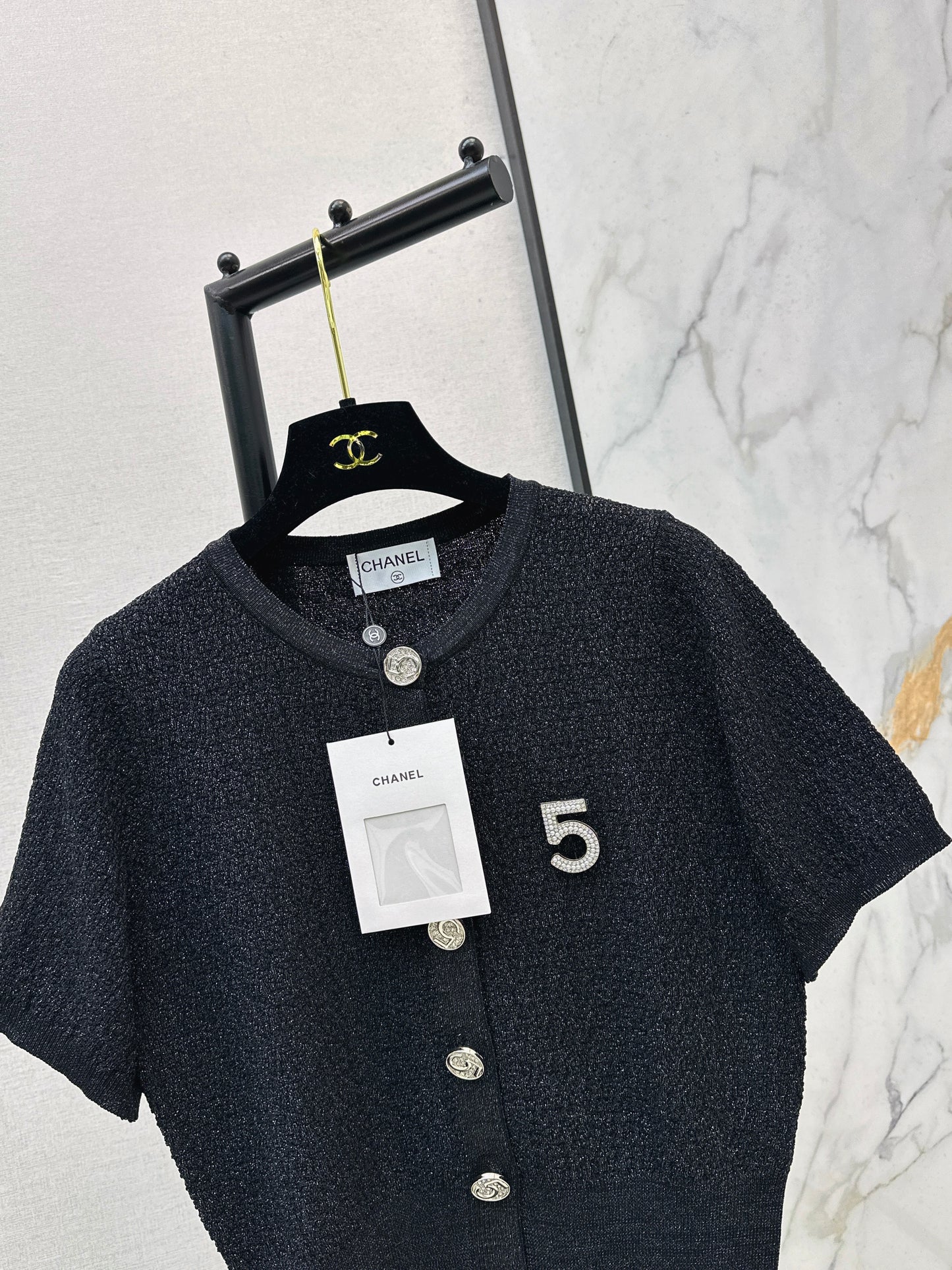 26SS NEU Kurzer Pullover mit 5 Broschen