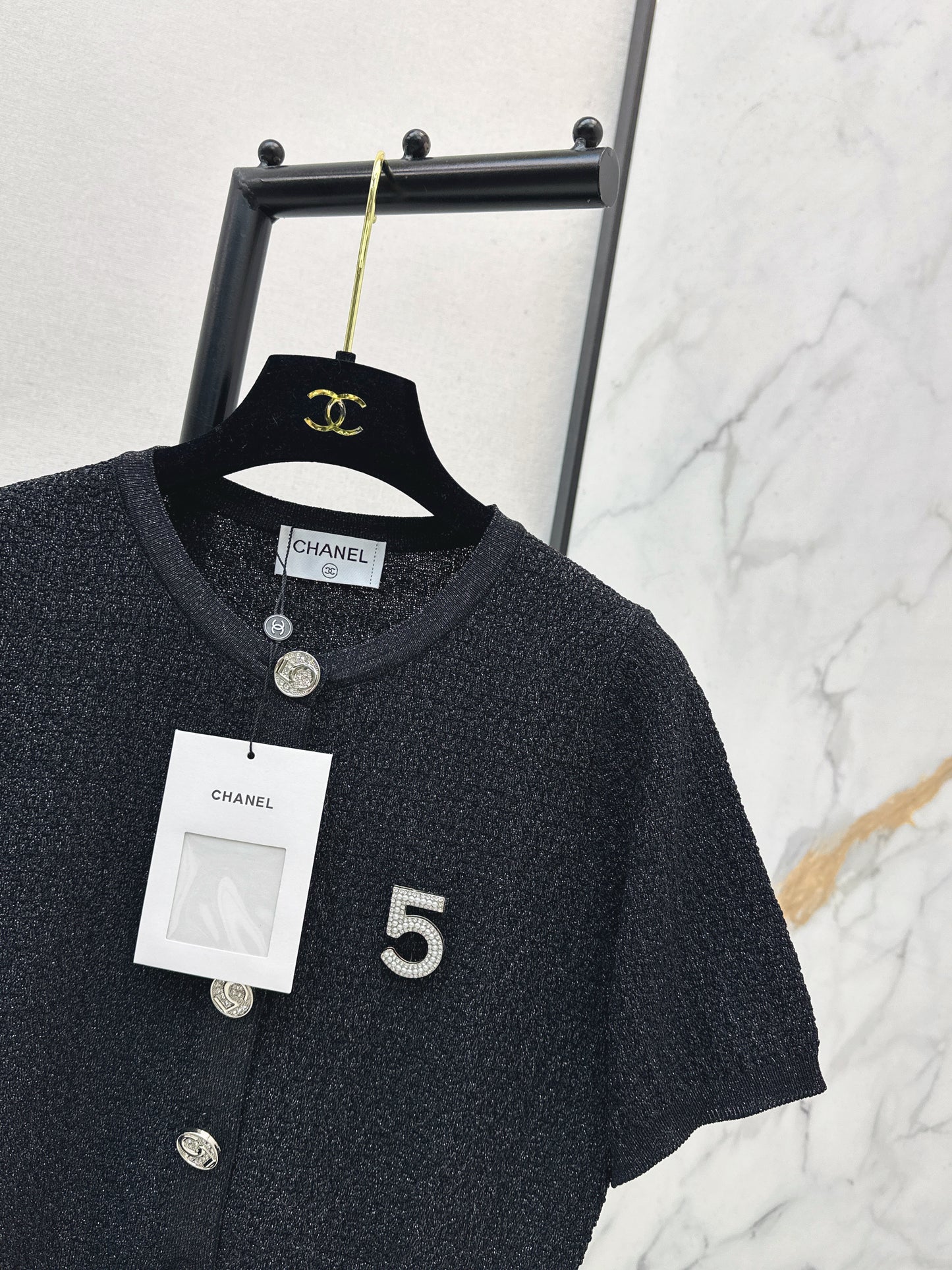 26SS NEU Kurzer Pullover mit 5 Broschen