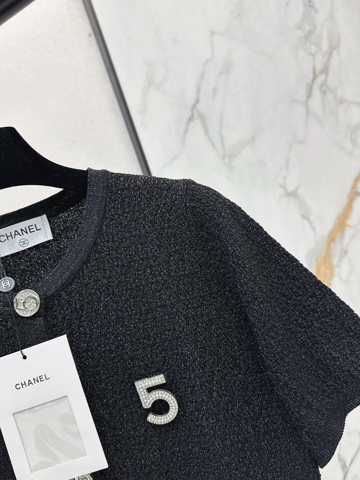 26SS NEU Kurzer Pullover mit 5 Broschen