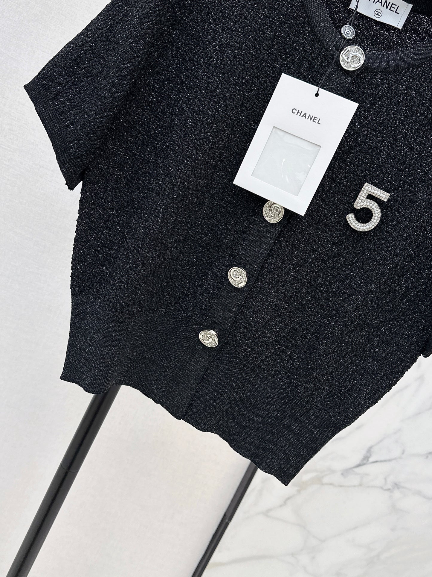 26SS NEU Kurzer Pullover mit 5 Broschen