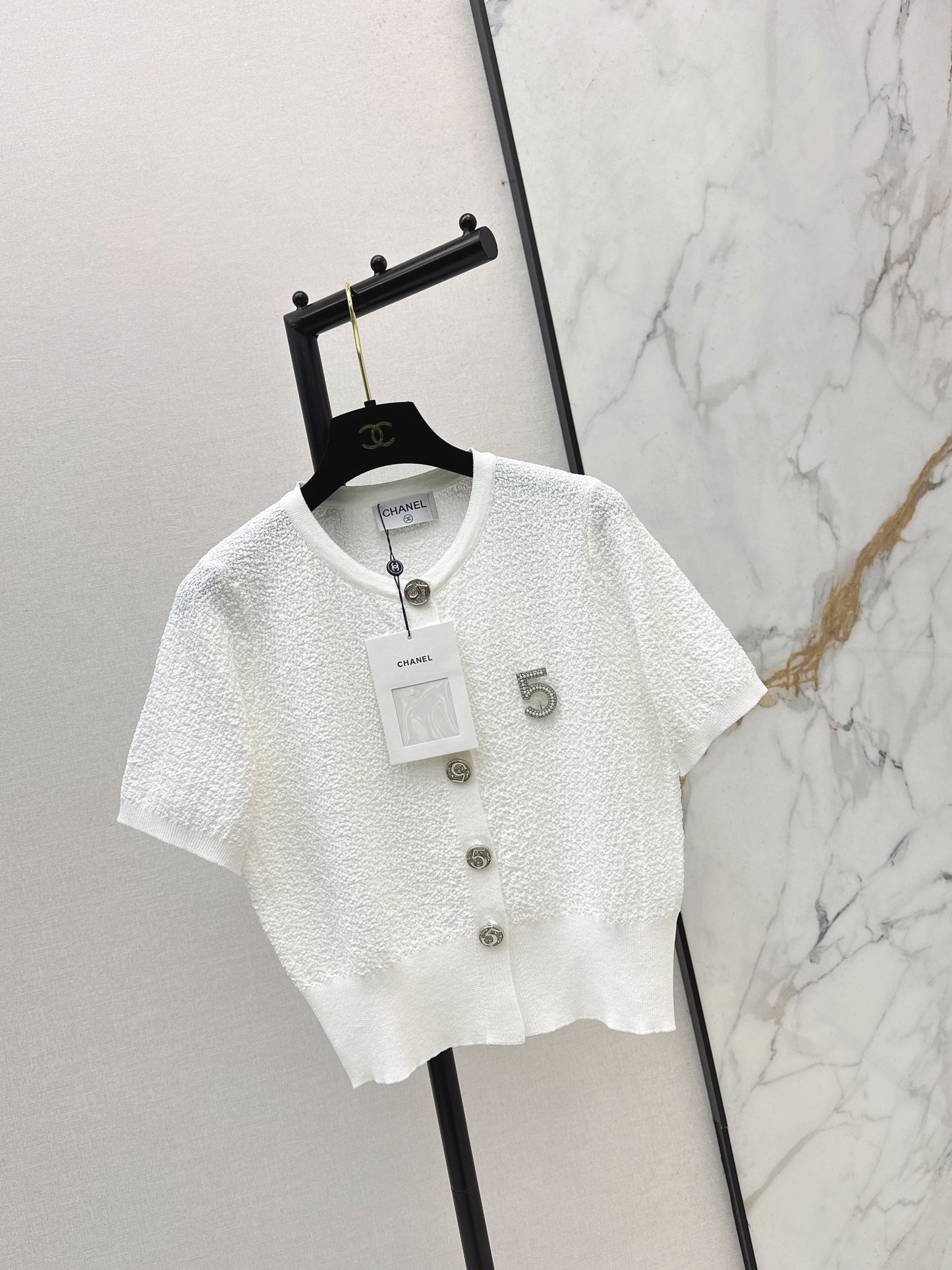 26SS NEU Kurzer Pullover mit 5 Broschen