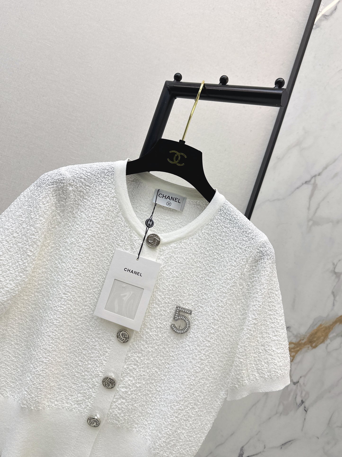 26SS NEU Kurzer Pullover mit 5 Broschen