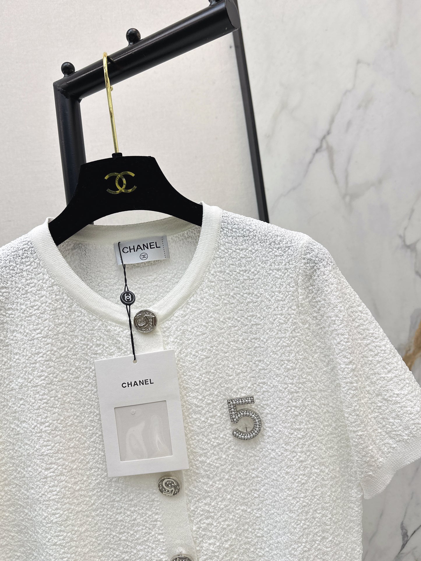 26SS NEU Kurzer Pullover mit 5 Broschen
