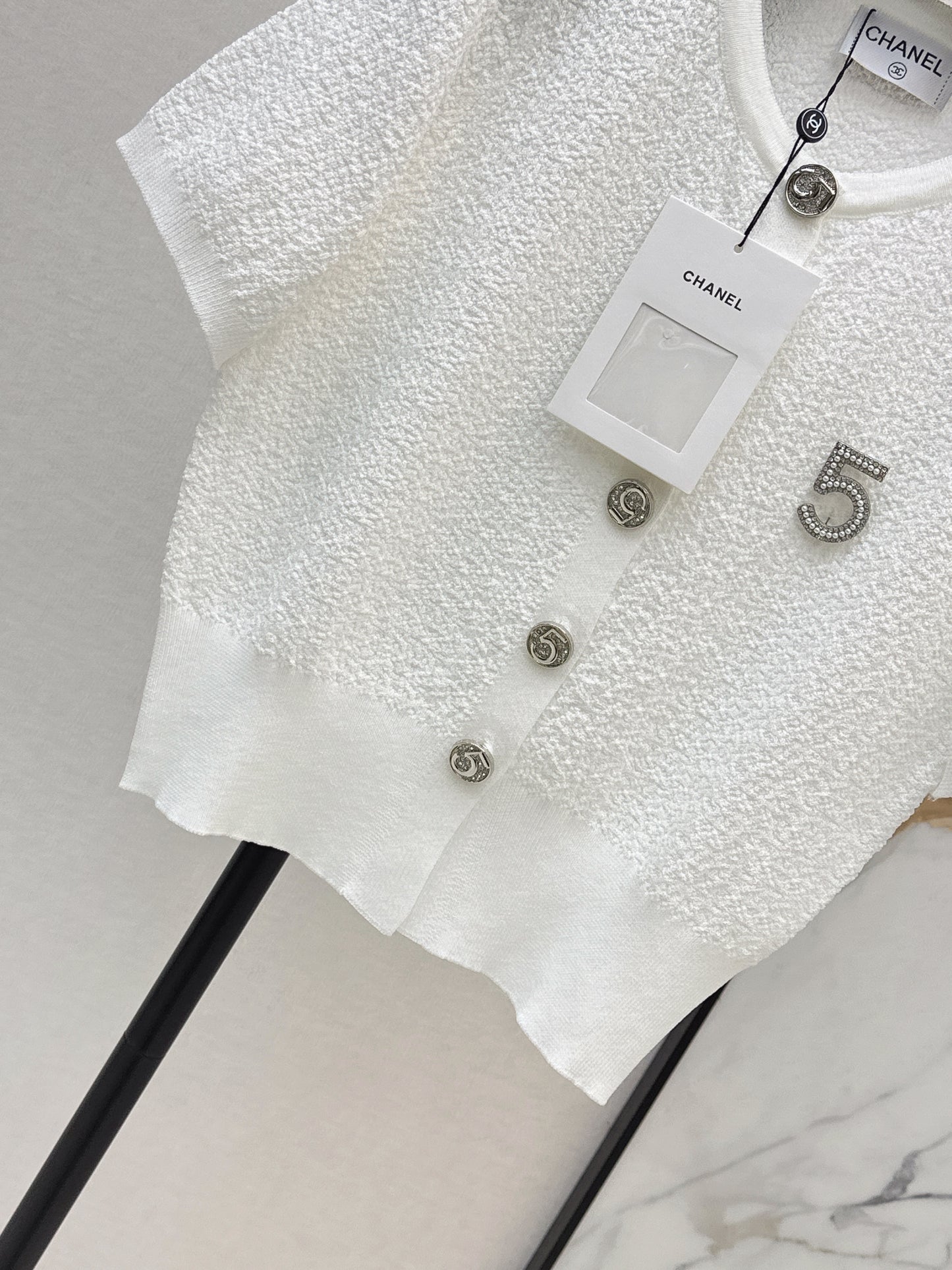 26SS NEU Kurzer Pullover mit 5 Broschen