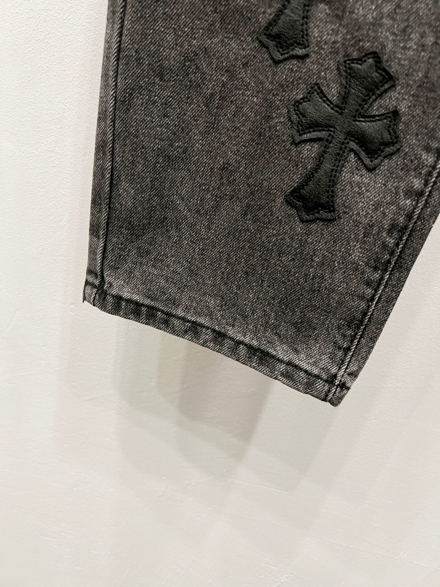 🔥HEISS🔥26SS NEUE VIP-maßgefertigte Double-Knee-Lederflammen-High-Street-Kreuzjeans