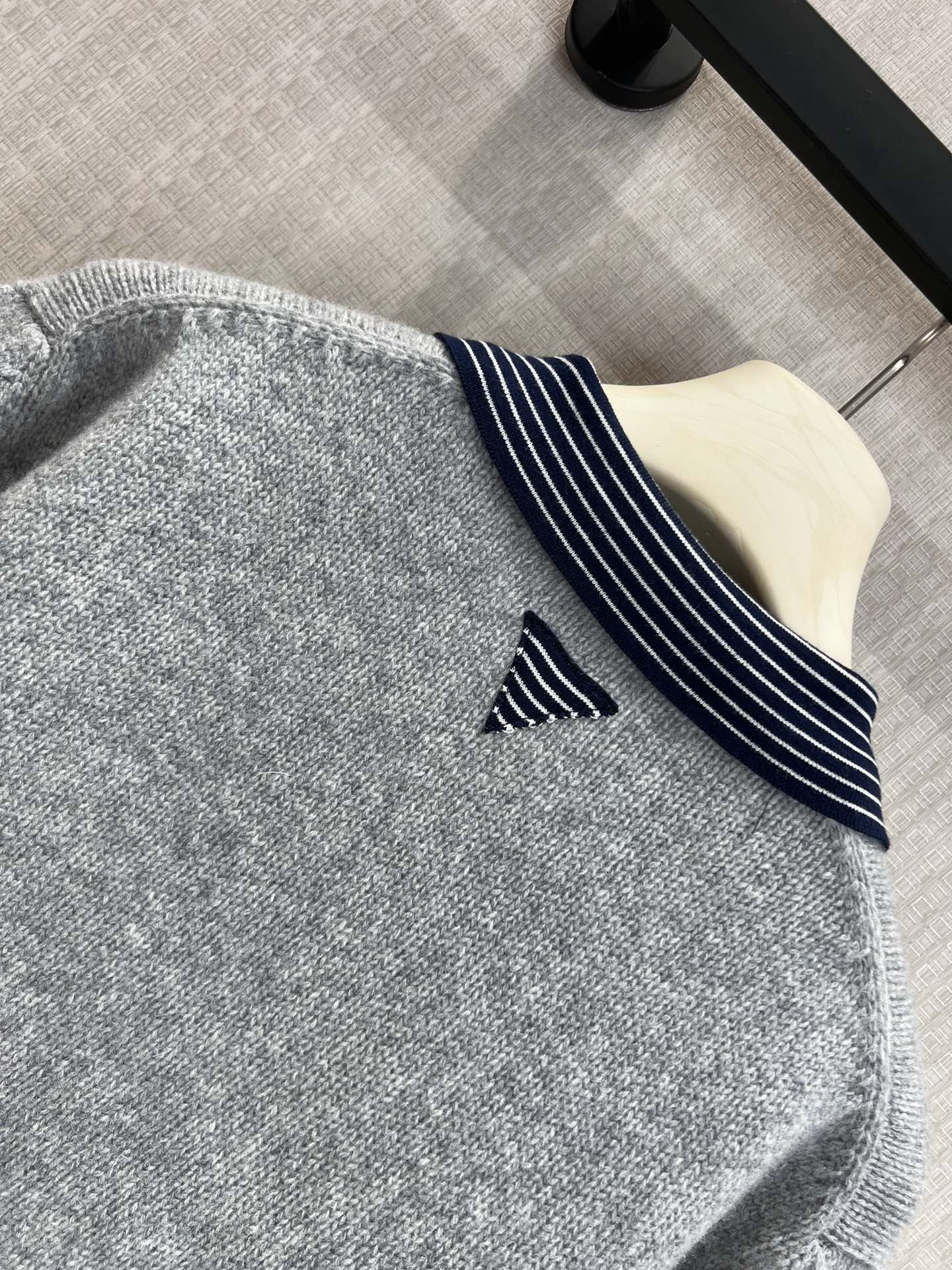 26SS NEUER Gestreifter Patchwork-Strickcardigan