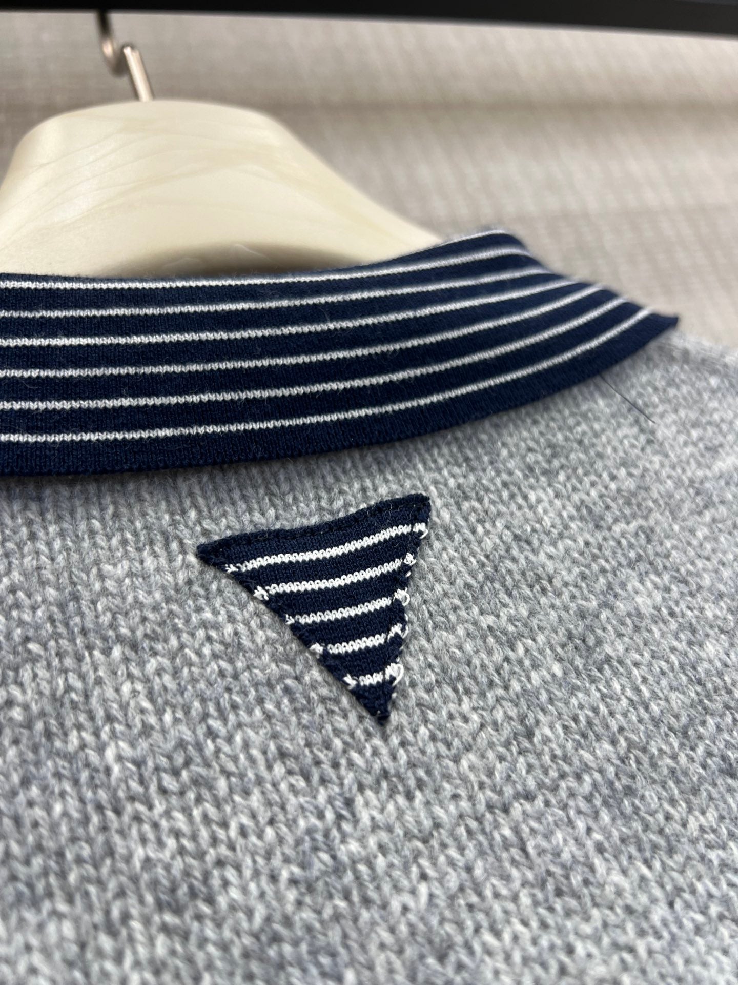 26SS NEUER Gestreifter Patchwork-Strickcardigan
