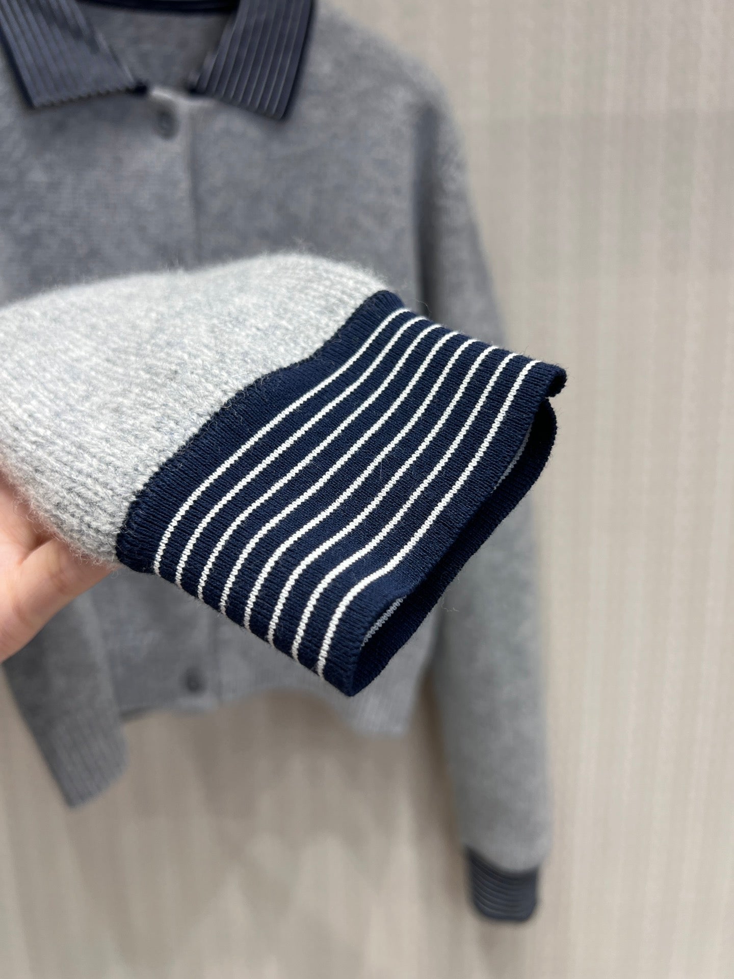 26SS NEUER Gestreifter Patchwork-Strickcardigan
