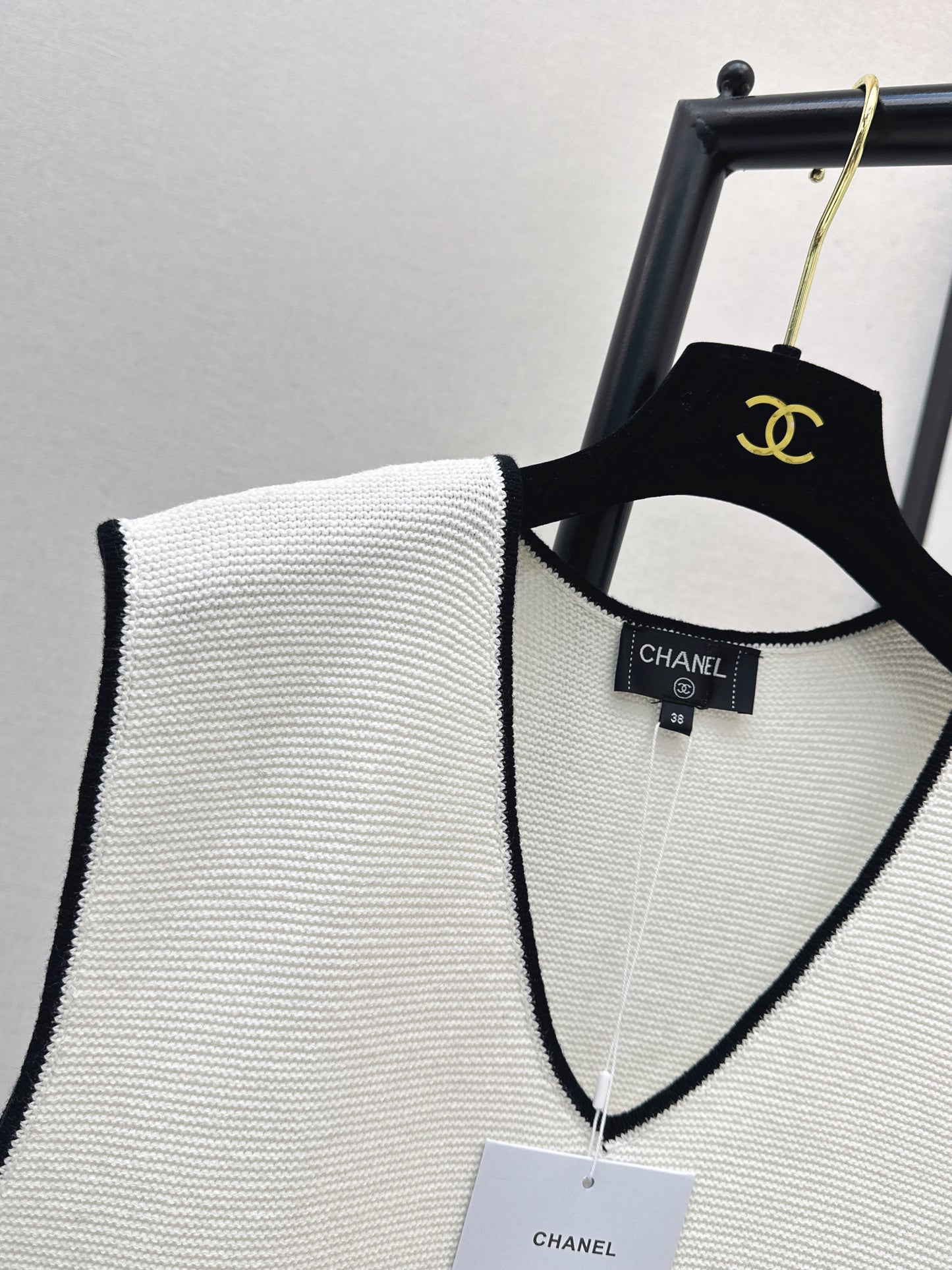 26SS NEUE Kontrastfarben-V-Ausschnitt Strickweste