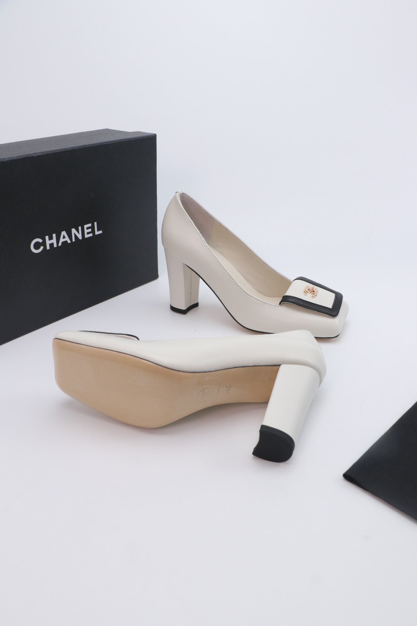 26SS NEU Laufsteg-Stil doppelte C-Verschluss große quadratische Zehe High Heels (Absatzhöhe: 9,5 cm)