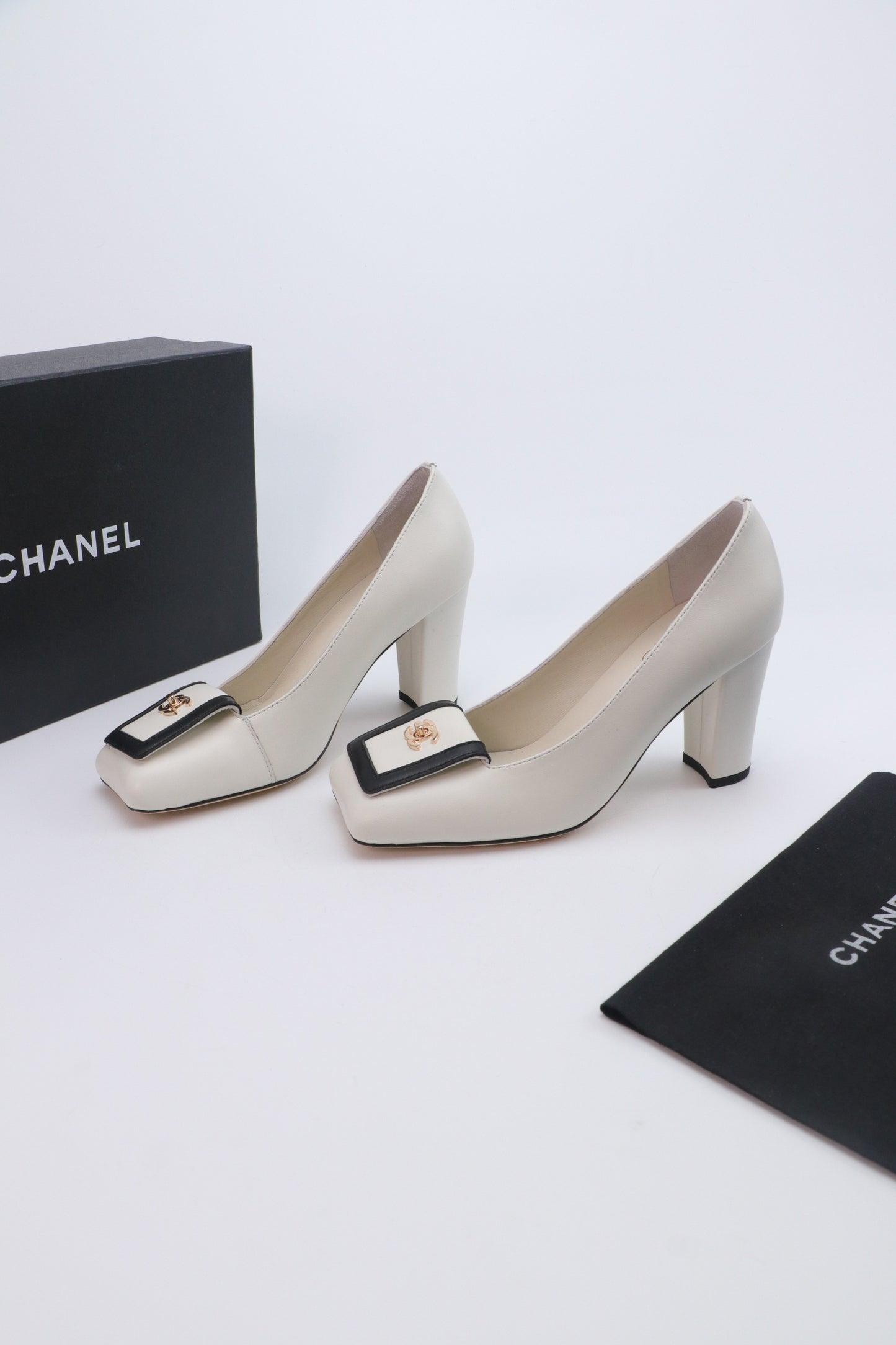 26SS NEU Laufsteg-Stil doppelte C-Verschluss große quadratische Zehe High Heels (Absatzhöhe: 9,5 cm)