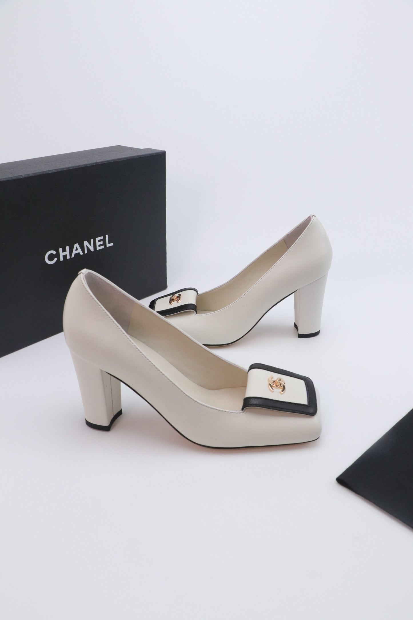 26SS NEU Laufsteg-Stil doppelte C-Verschluss große quadratische Zehe High Heels (Absatzhöhe: 9,5 cm)