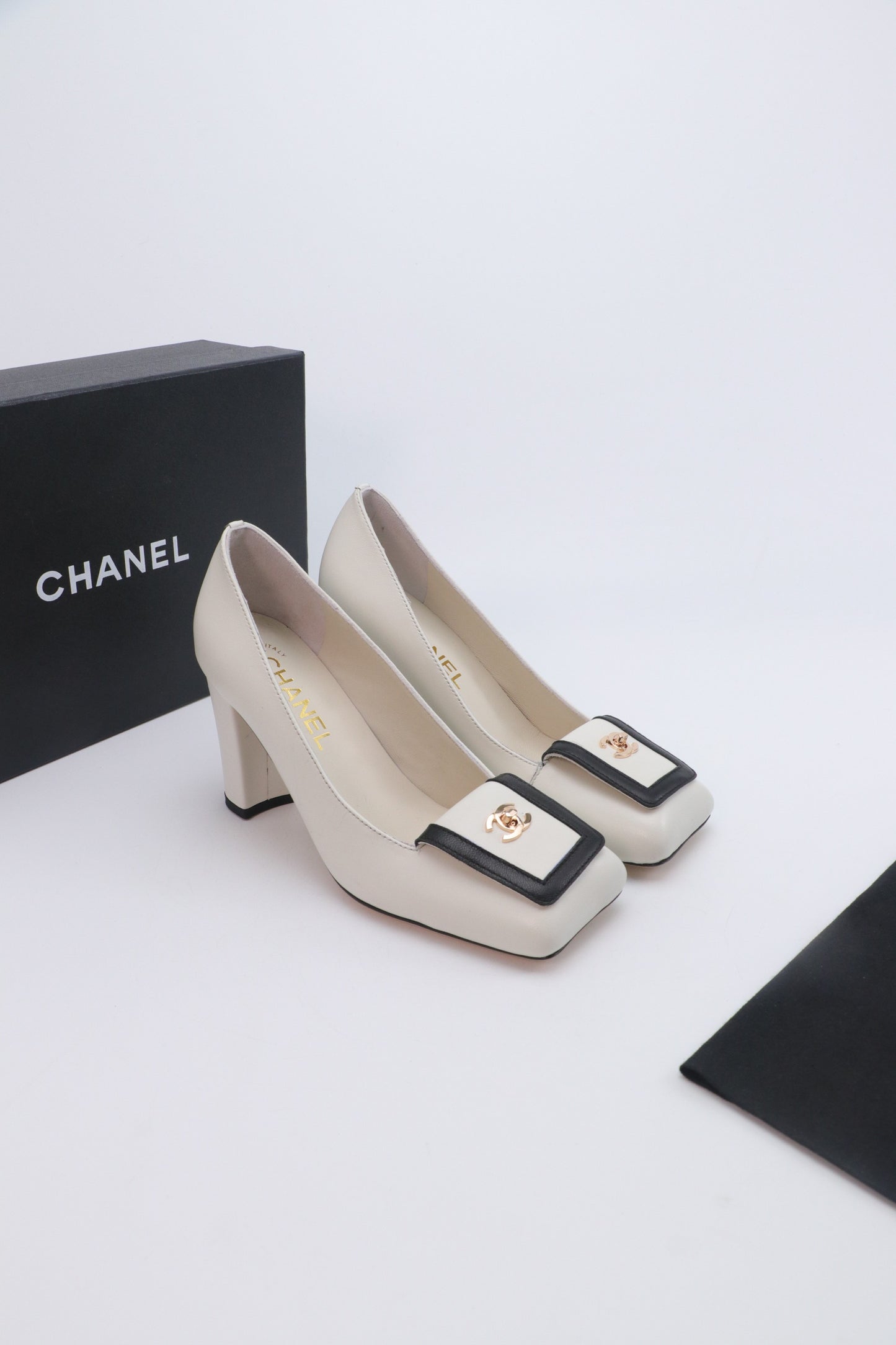 26SS NEU Laufsteg-Stil doppelte C-Verschluss große quadratische Zehe High Heels (Absatzhöhe: 9,5 cm)