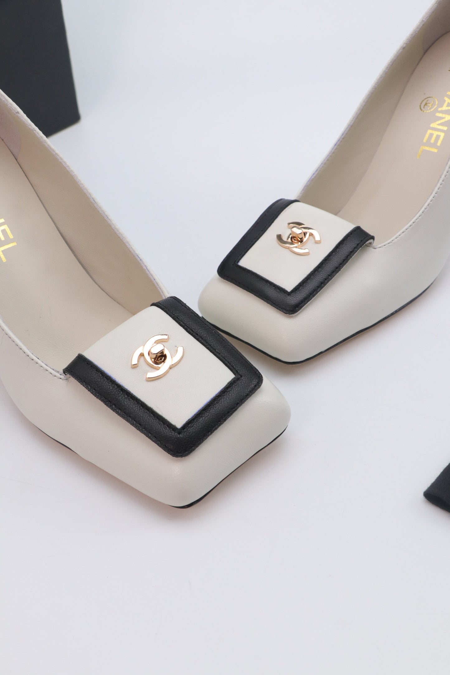 26SS NEU Laufsteg-Stil doppelte C-Verschluss große quadratische Zehe High Heels (Absatzhöhe: 9,5 cm)