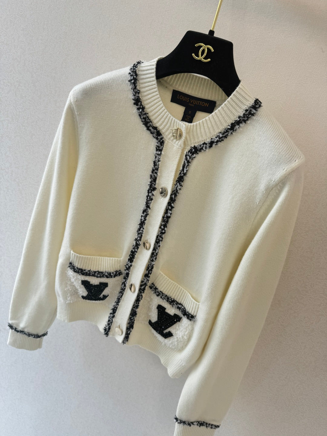 26SS NEU Kontrastfarbener Jacquard Perlenstickerei Rundhals Langarm-Strickjacke