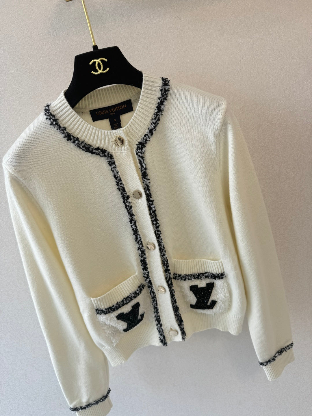 26SS NEU Kontrastfarbener Jacquard Perlenstickerei Rundhals Langarm-Strickjacke