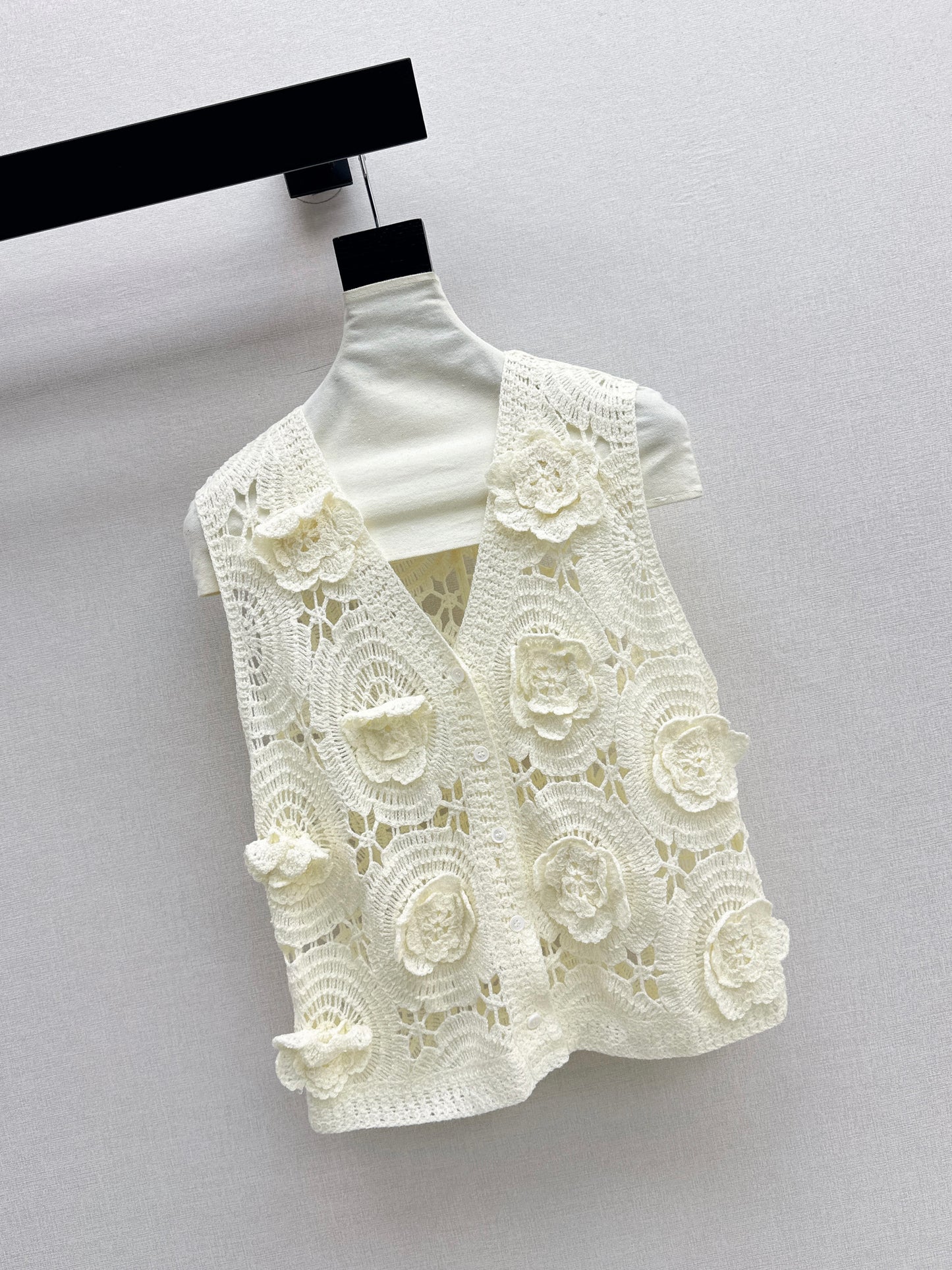26SS NEW Three-dimensional hand-crocheted short knitted vest