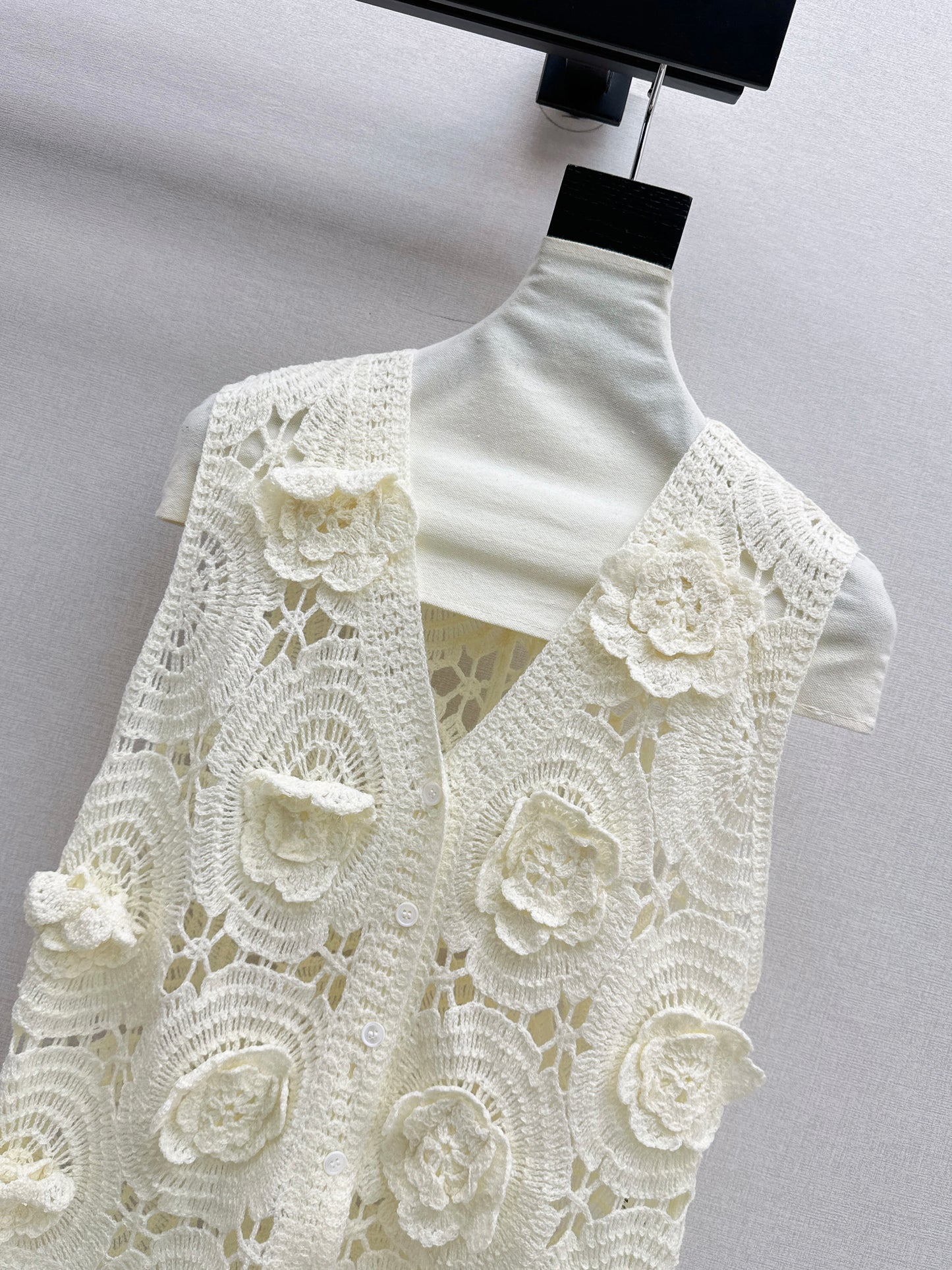 26SS NEW Three-dimensional hand-crocheted short knitted vest