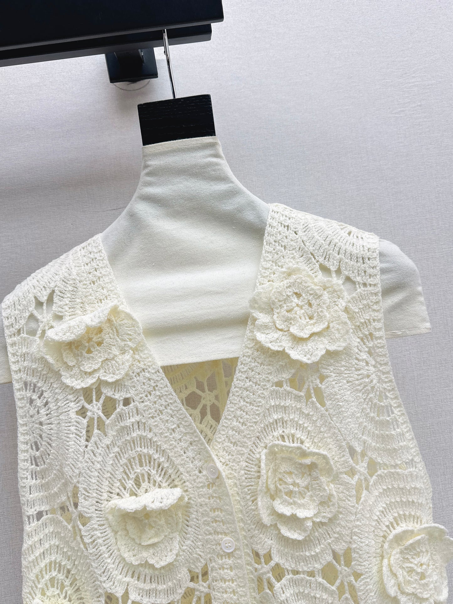 26SS NEW Three-dimensional hand-crocheted short knitted vest