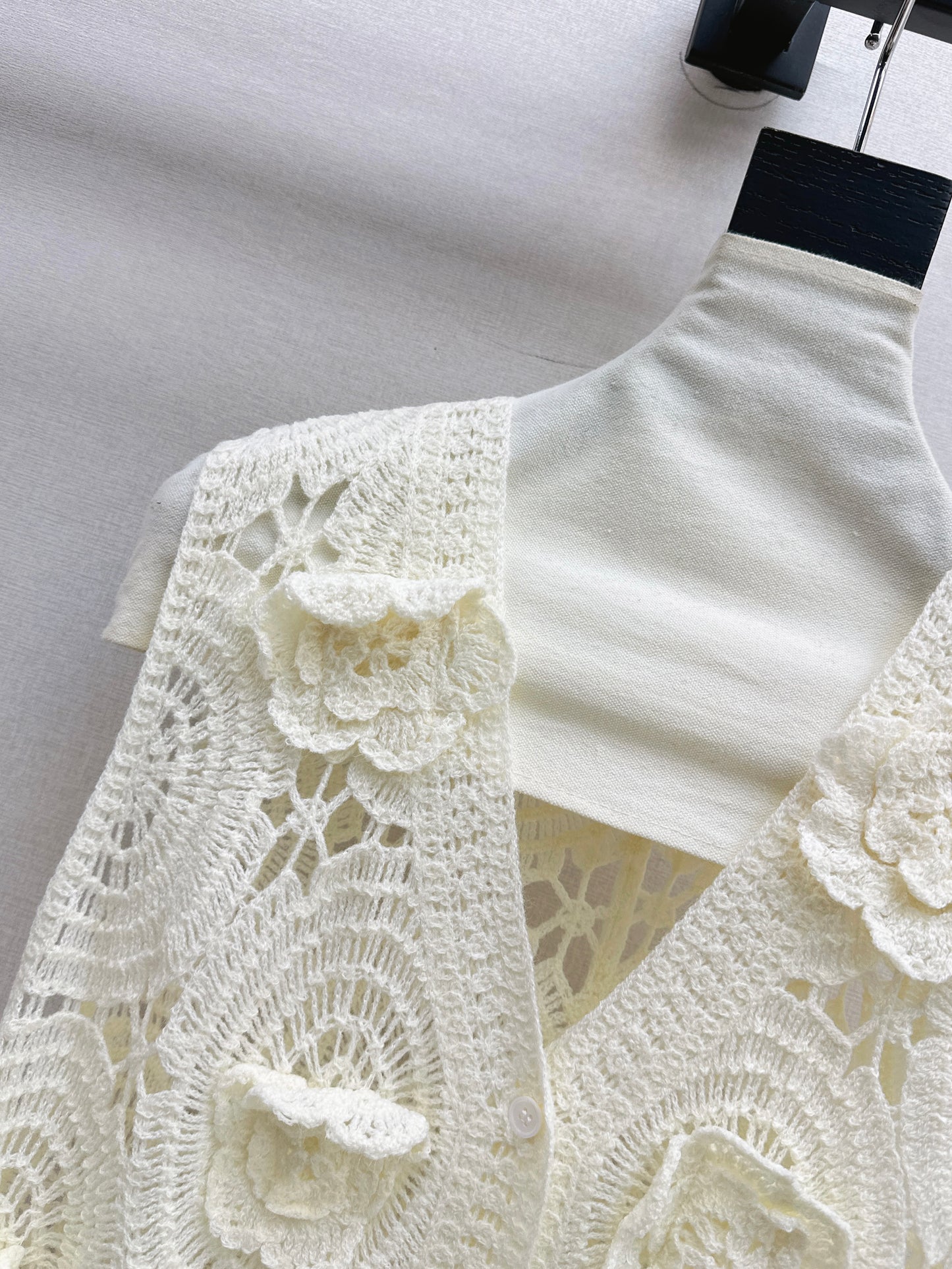 26SS NEW Three-dimensional hand-crocheted short knitted vest