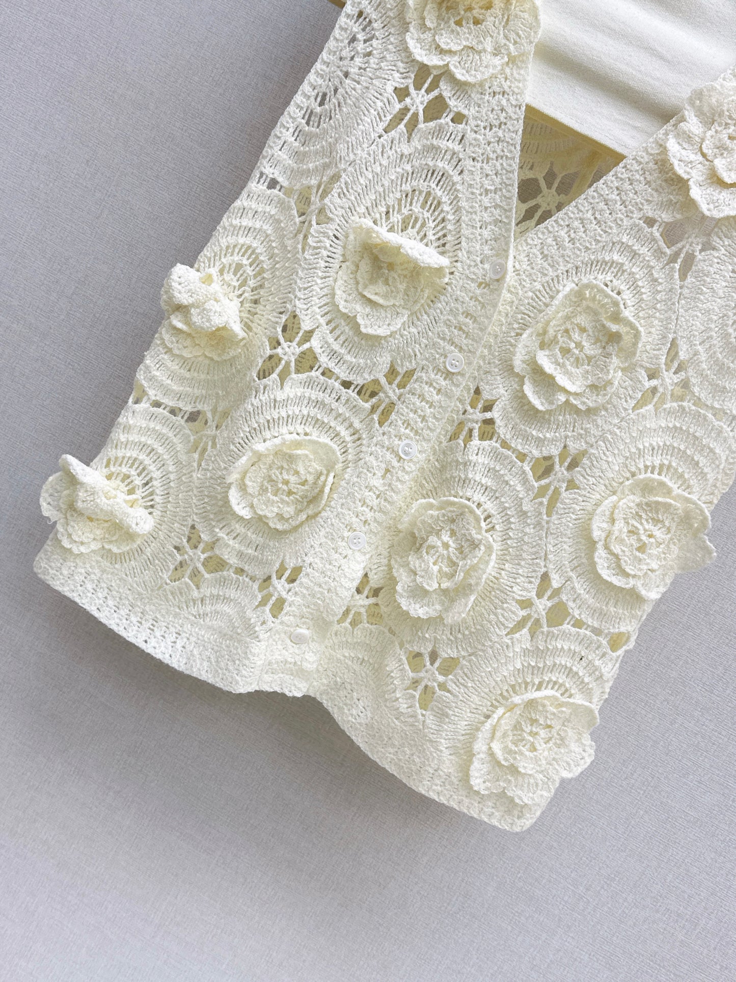 26SS NEW Three-dimensional hand-crocheted short knitted vest