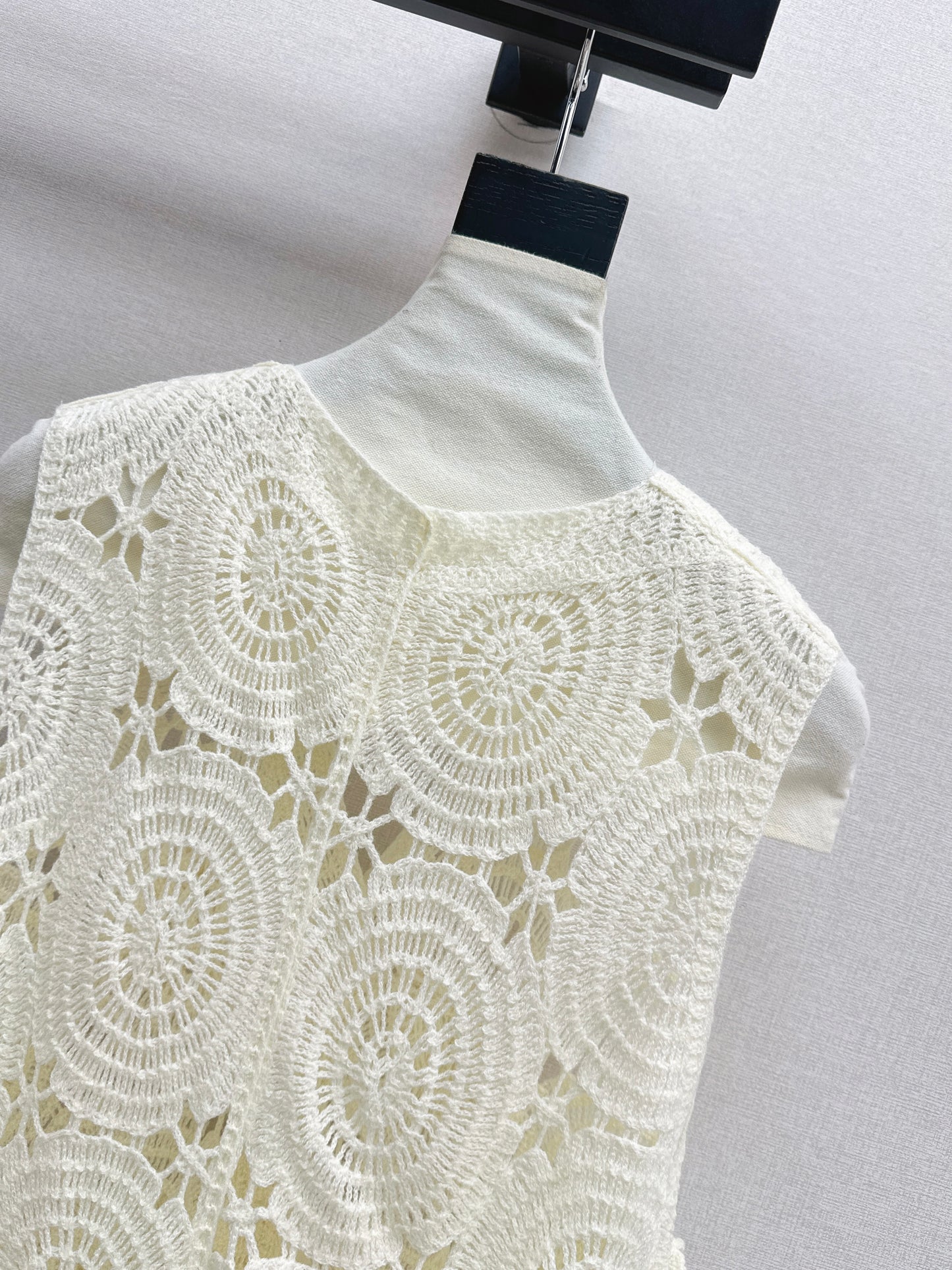 26SS NEW Three-dimensional hand-crocheted short knitted vest