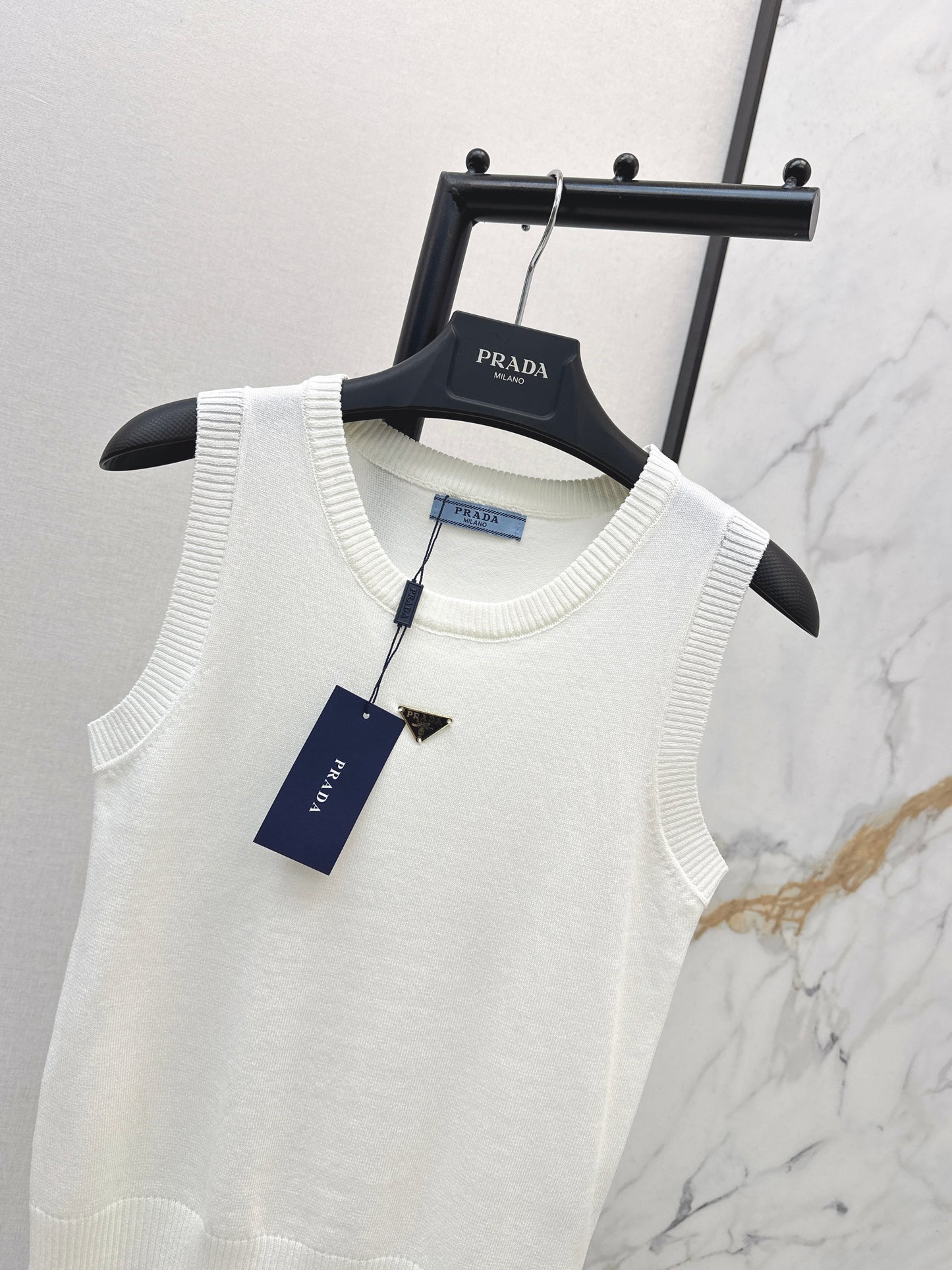 26SS NEW Sleeveless knitted vest with triangle logo decoration