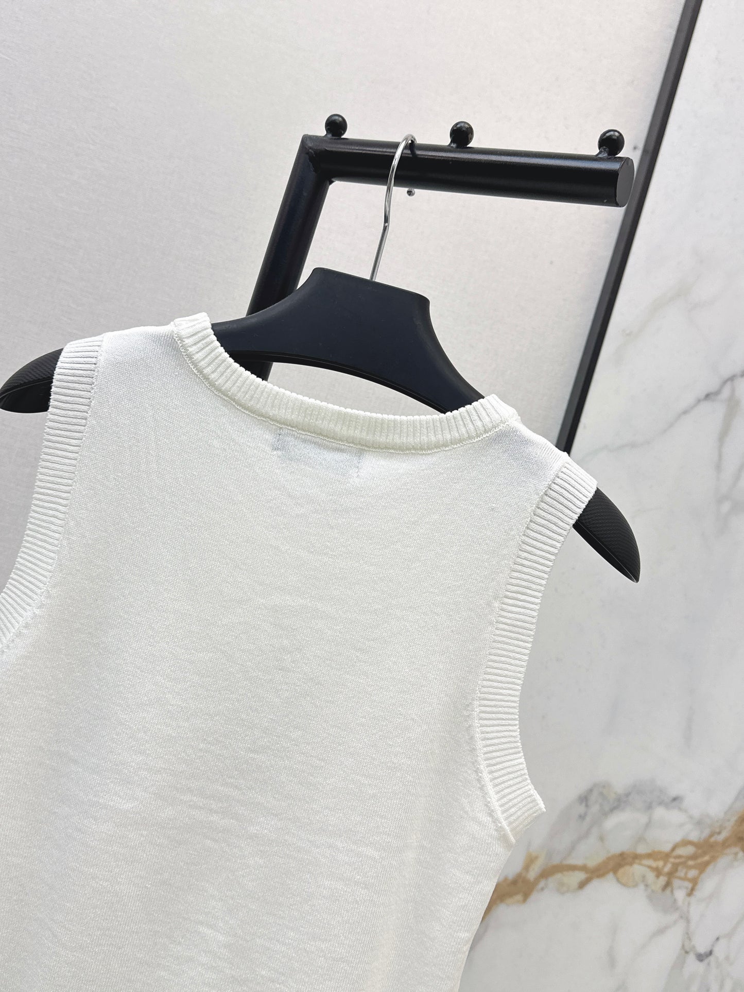 26SS NEW Sleeveless knitted vest with triangle logo decoration