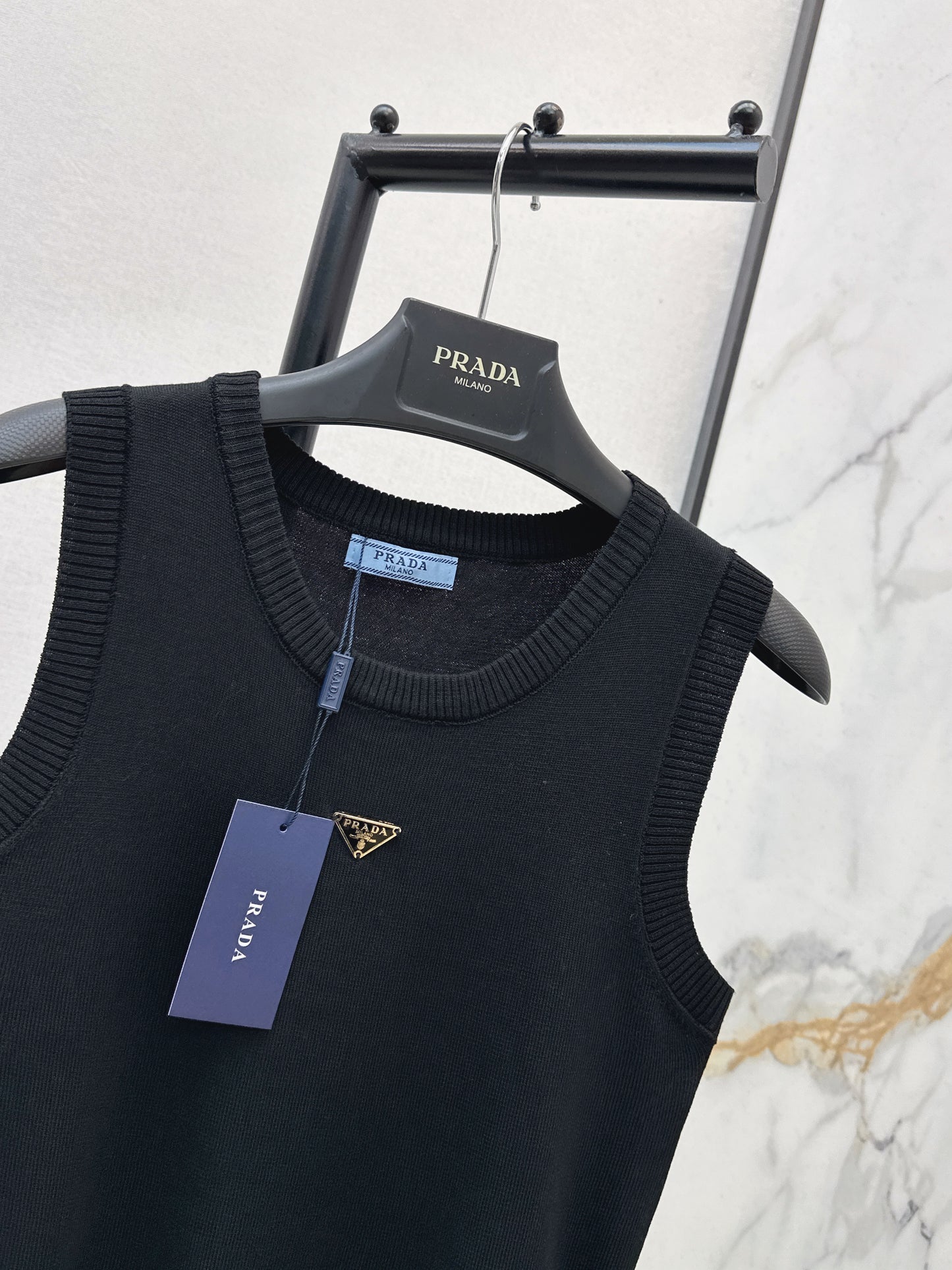26SS NEW Sleeveless knitted vest with triangle logo decoration