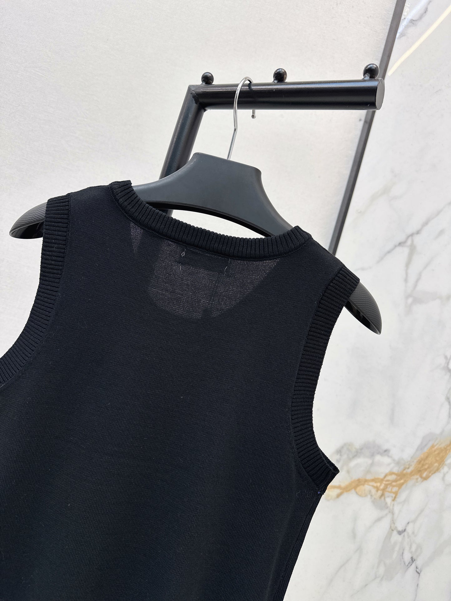 26SS NEW Sleeveless knitted vest with triangle logo decoration