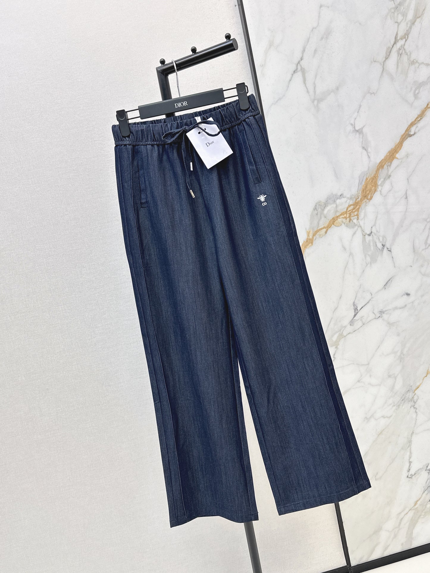 26SS NEUE Jeans mit Bienenstickerei