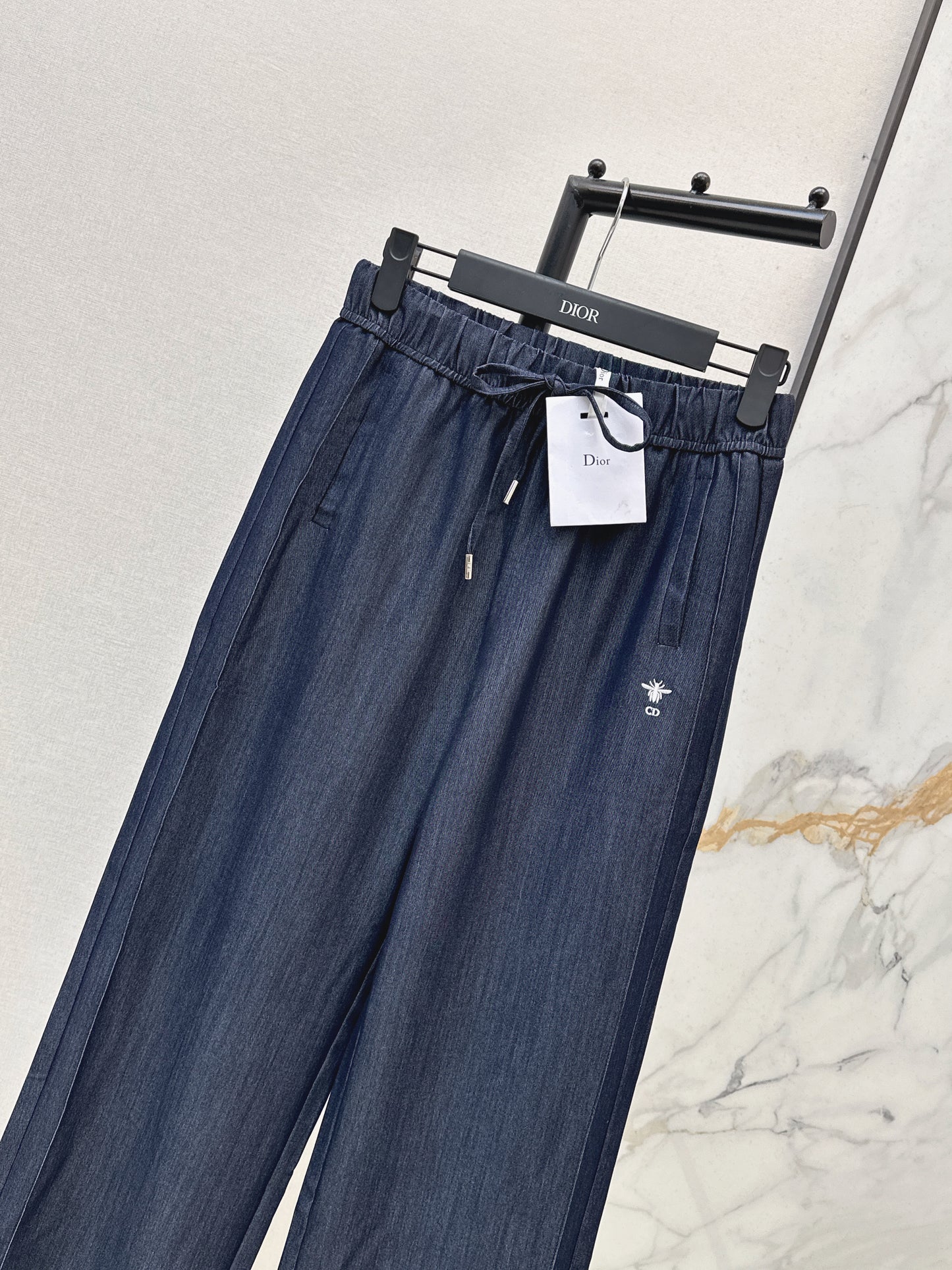 26SS NEUE Jeans mit Bienenstickerei