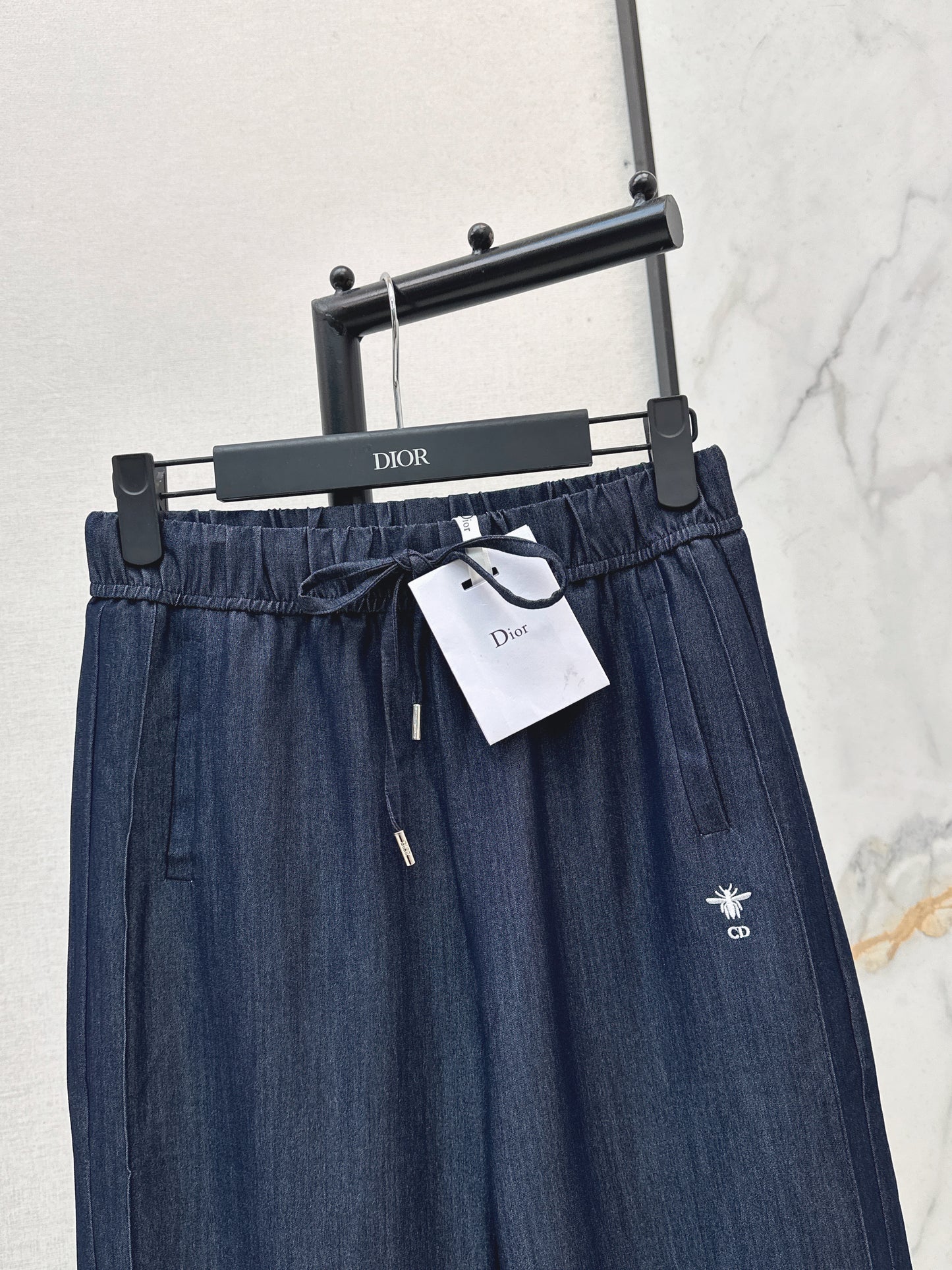 26SS NEUE Jeans mit Bienenstickerei