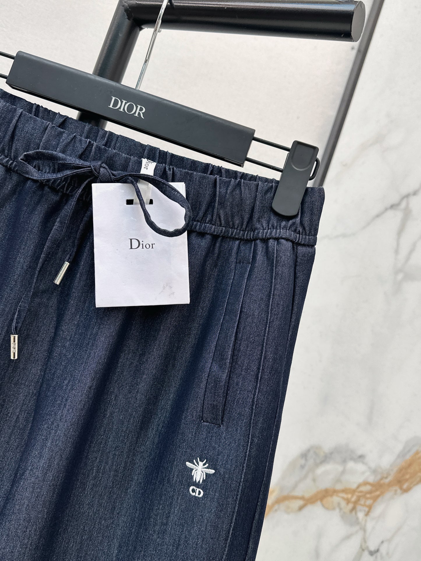 26SS NEUE Jeans mit Bienenstickerei