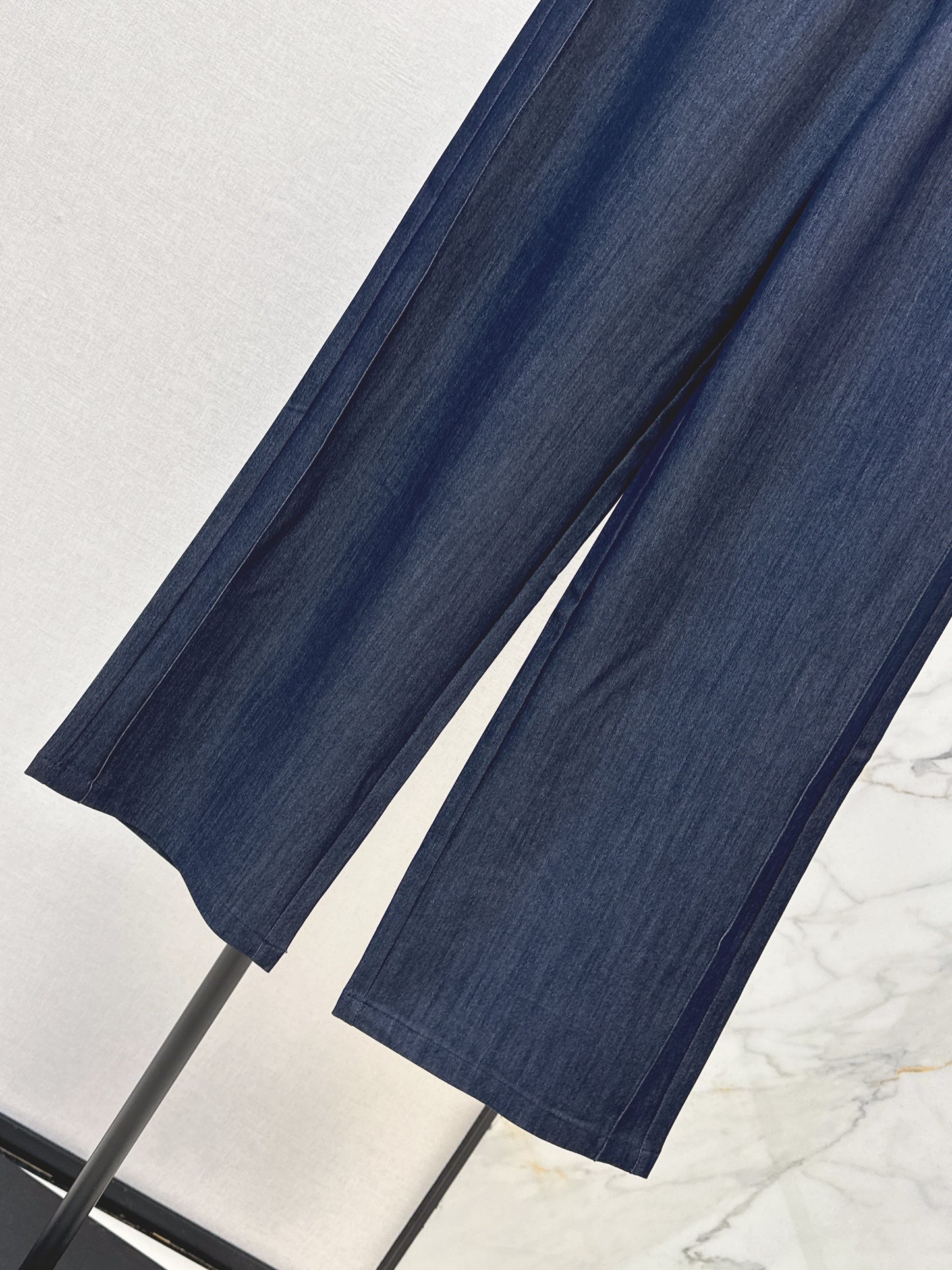 26SS NEUE Jeans mit Bienenstickerei