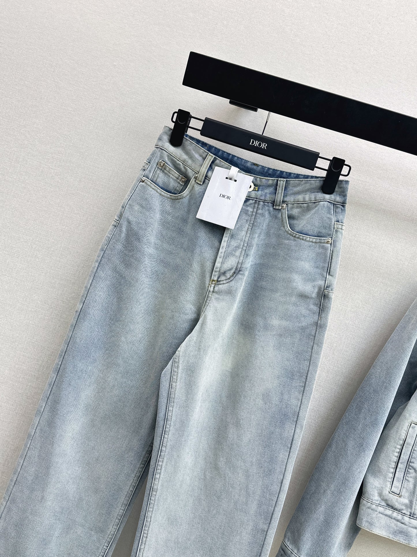 26SS NEUE Distressed-washed-Jeans in Tintenweiß