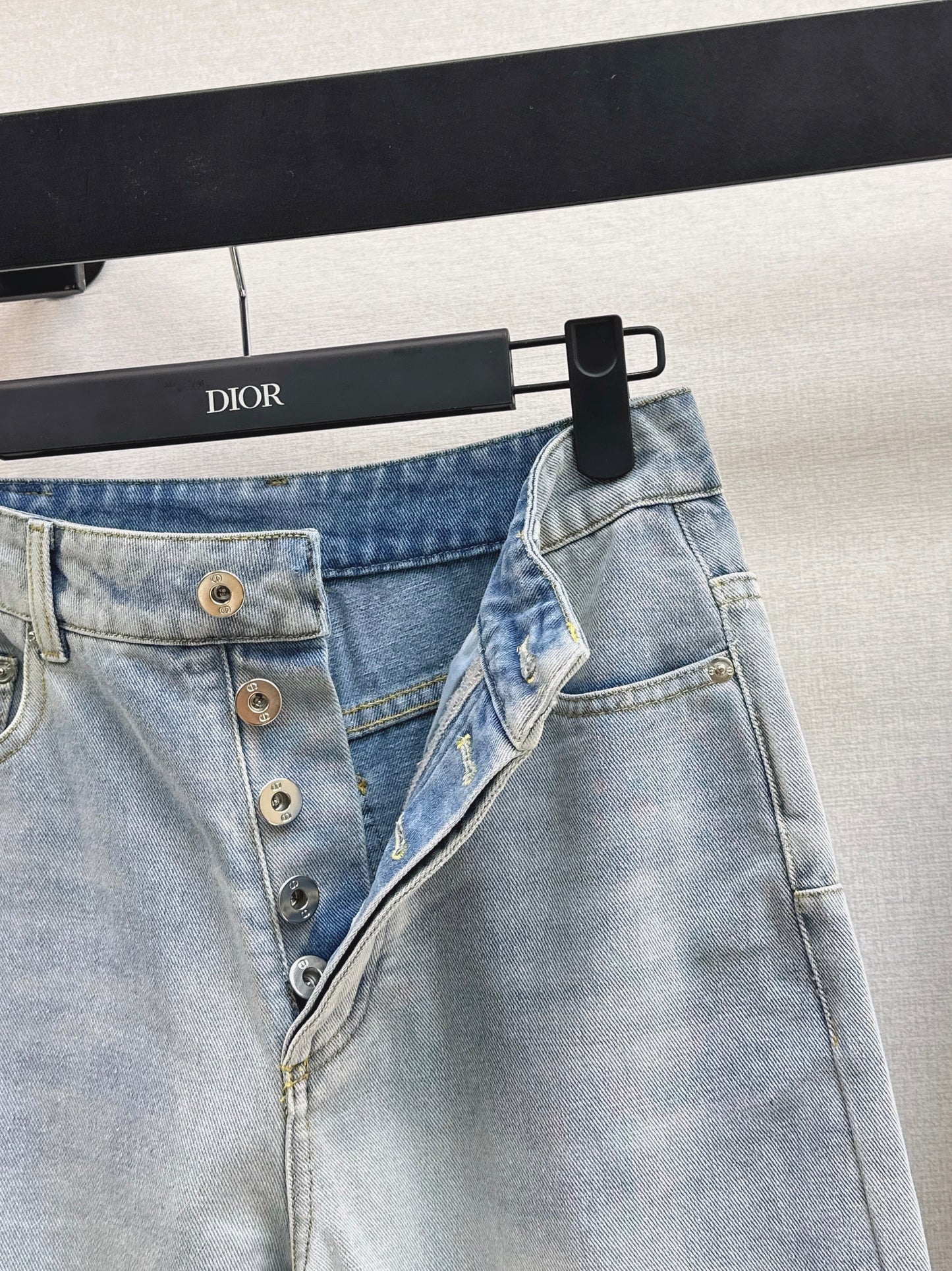 26SS NEUE Distressed-washed-Jeans in Tintenweiß