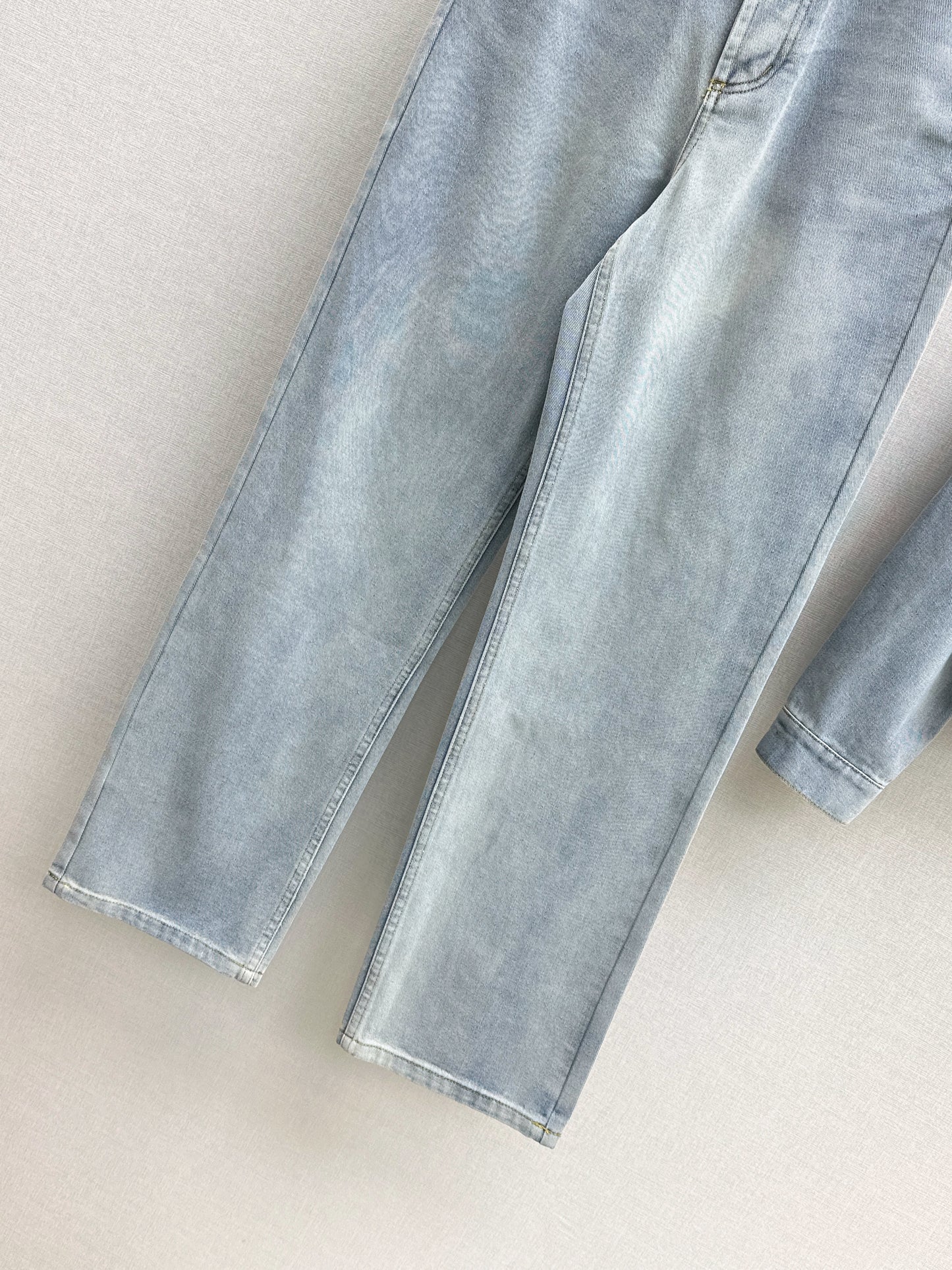 26SS NEUE Distressed-washed-Jeans in Tintenweiß