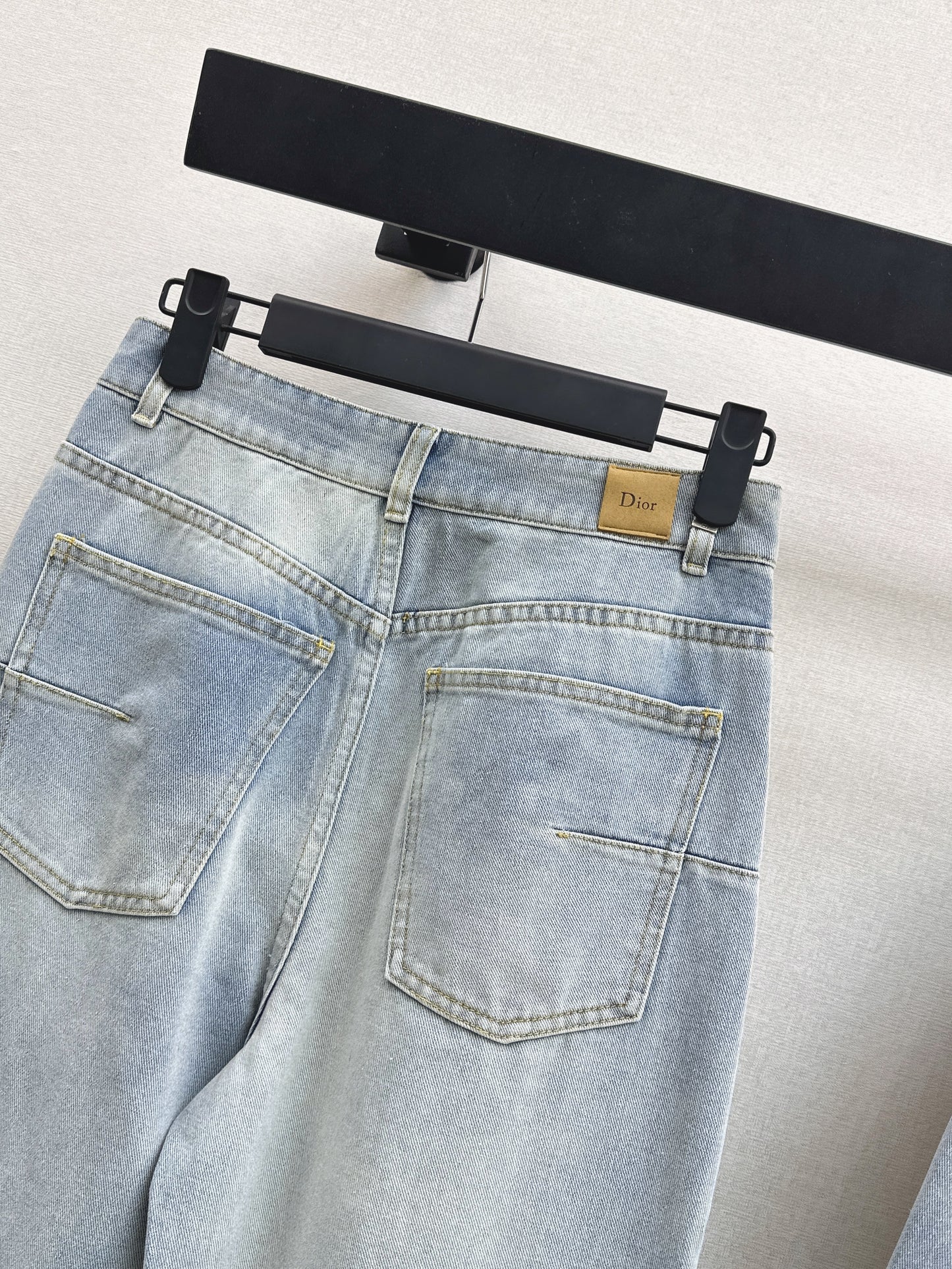 26SS NEUE Distressed-washed-Jeans in Tintenweiß