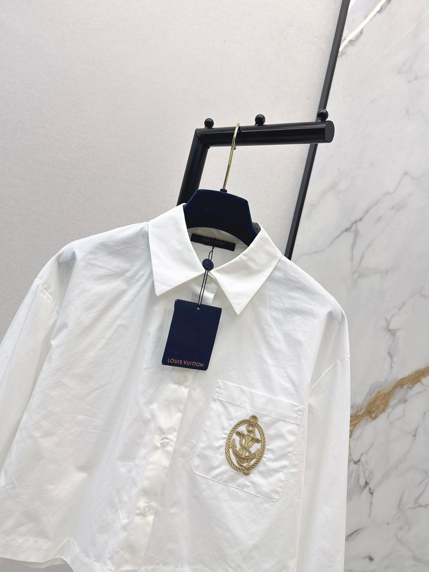 26SS Hemd mit neuem Logo-Stickerei